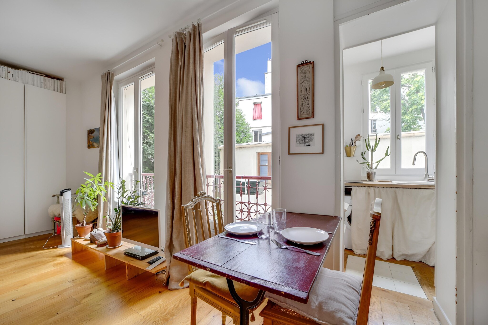 This charming apartment is ideal for two people in a double bed, with the option of accommodating a third person on an extra mattress. Perfect for a tourist or business trip, it offers a comfortable and convenient setting on the outskirts of Paris, allowing you to fully enjoy the capital while staying in a vibrant and authentic neighborhood.

The apartment is designed to make travelers feel right at home. The space is pleasant, bright, and well laid out, offering a calm and welcoming environment to relax after a day of sightseeing or work. The apartment is suitable for a couple, friends, or a traveler wishing to discover Paris while enjoying a comfortable and well-located base.

One of the apartment's greatest assets is its location. Situated just minutes from Paris, it provides easy access to the capital's main tourist areas thanks to nearby public transportation. Travelers can explore iconic landmarks such as Montmartre, the famous Sacré-Cœur Basilica, the prestigious Louvre Museum, and the unmissable Eiffel Tower. Eiffel.

The Saint-Ouen district is also highly regarded for its vibrant atmosphere and numerous shops, restaurants, and cafes within walking distance. Nearby are the world-famous Saint-Ouen Flea Markets, renowned worldwide and perfect for a stroll, browsing for unique finds, or soaking up the local atmosphere.

This accommodation is therefore an excellent base for exploring Paris and its surroundings, enjoying the city's rich cultural heritage, and experiencing authentic Parisian life while benefiting from a comfortable and convenient environment for your stay.