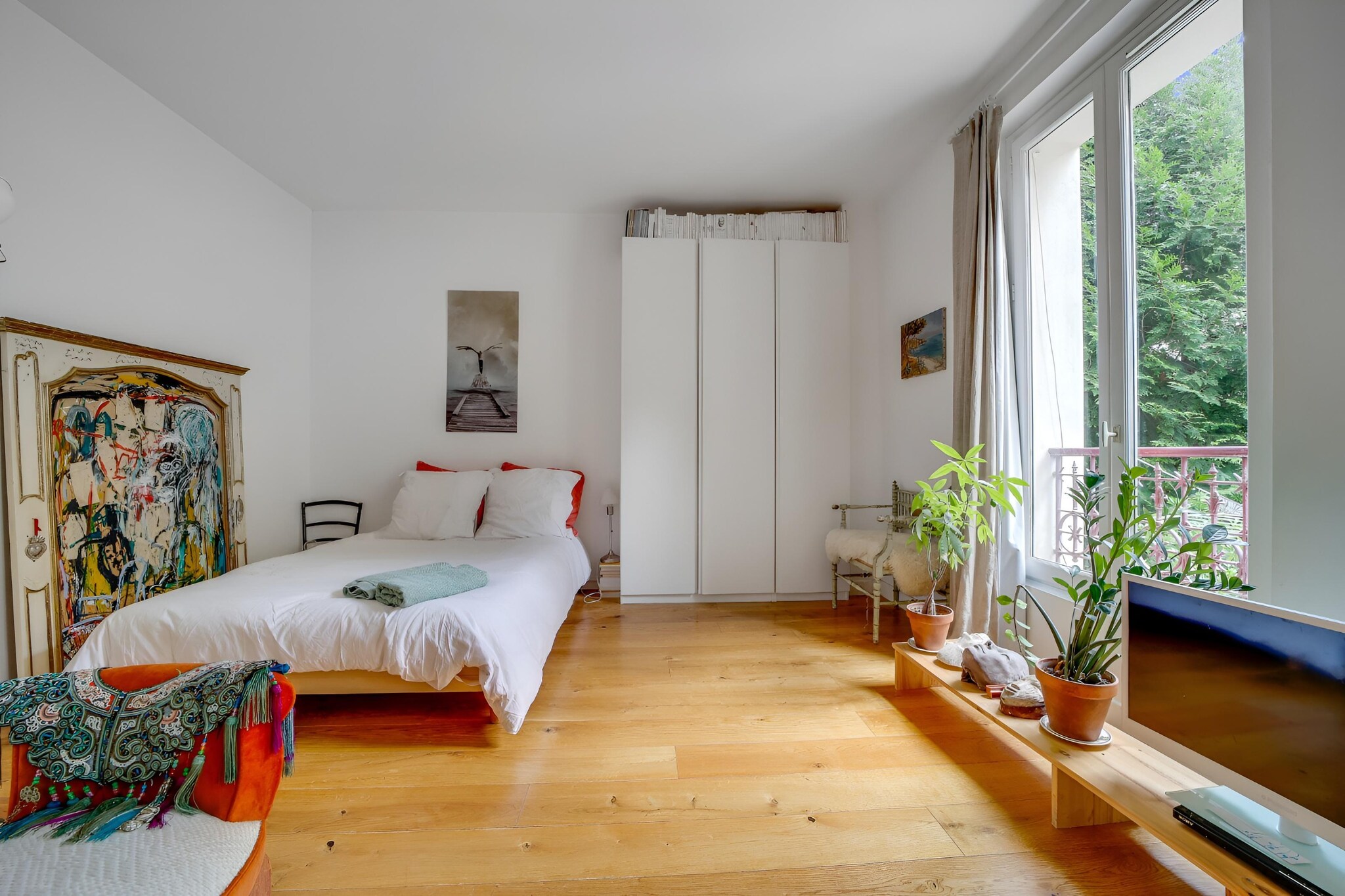 Ground floor: (Kitchen(electric kettle, cooker(2 ring stoves), coffee machine, microwave, fridge-freezer), Living/bed room(single sofa bed(120 x 190 cm), double bed(140 x 190 cm), washing machine), bathroom(bath tub, washbasin))