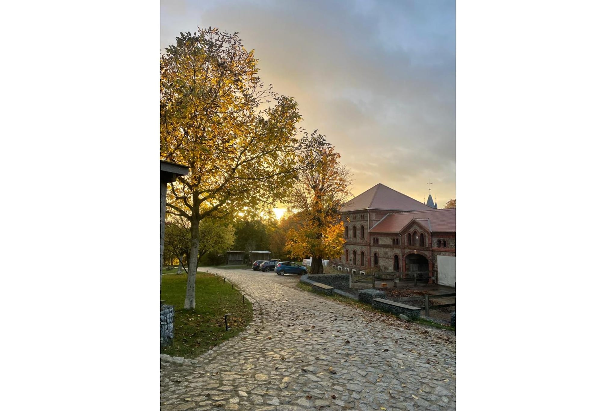 Sehr stylisches und in Zusammenarbeit zwischen Architekt / Innenarchitekt / Möbeldesigner realisiertes 1-Raum-Appartement (Schlafsofa!) mit separatem Duschbad, 31qm Wohnfläche, separatem, eigenen Eingang und Zugang zur Fasssauna. Alle Möbel als individuelle Sonderanfertigung, Küchenarbeitsplatte und Essbar Beton/ Holzeinlegearbeiten/ Epoxidharz. Duschbad mit Betonspachteltechnik, wobei aufgrund der sehr eingeschränkten Platzsituation Dusche und WC räumlich nicht getrennt werden konnten.