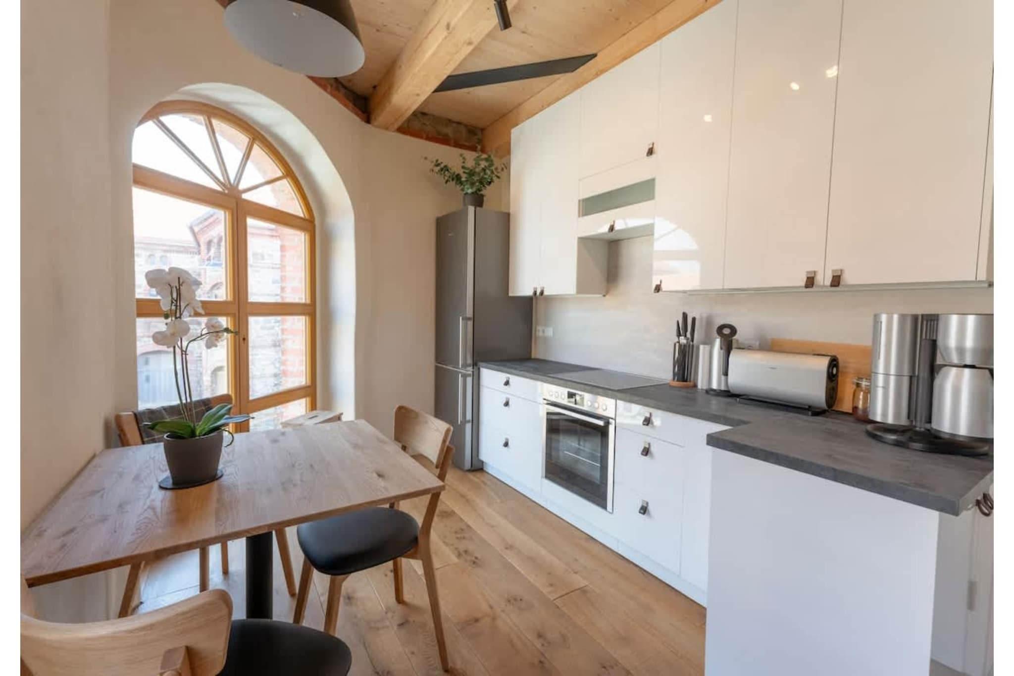 Living room(double sofa bed, TV, dining table, seating area), Kitchen(dining table, hob, electric kettle, toaster, microwave, fridge-freezer), bedroom(single sofa bed(160 x 200 cm), double king size bed(200 x 200 cm)), bedroom(double bed(160 x 200 cm), double bed(160 x 190 cm)), bathroom(Bubble bath(paid), shower, washbasin, toilet, hairdryer), bathroom(shower, washbasin, toilet), sauna(shared with other guests, paid), First Aid, Indoor play area, tumble dryer(shared with other guests, paid), heating, air conditioning, table tennis table, high chair, iron, plancha grill, Charging post for electric cars, Baking sheet, Carbon monoxide detector, Cleaning Disinfection, Cleaning products, Extra pillows and blankets, Long term stays allowed, Rural, Village, Washer in common space, Wine glasses