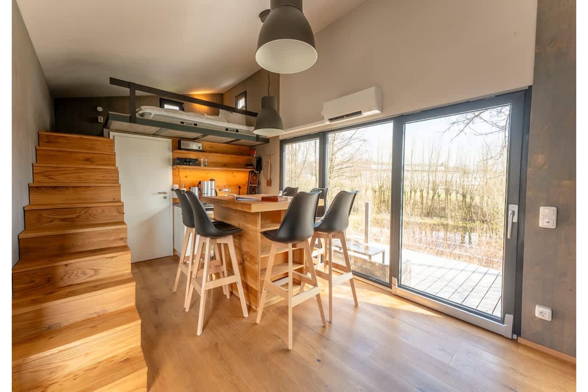 Dieses Tiny House liegt idyllisch zwischen zwei kleinen Naturteichen und bietet eine großzügige Terrasse mit Grill und Holzofen. Es ist umgeben von Pferdekoppeln, einem Offenstall in Sichtweite sowie der Reitanlage Hexenburg in direkter Nachbarschaft.
Die Unterkunft ist vollständig ausgestattet mit Spülmaschine, Kühlschrank mit Gefrierfach und eigenem Bad mit Dusche und WC. Auf zwei Schlafgalerien befinden sich Doppelbetten für insgesamt fünf Personen. Zusätzlich lässt sich die Sofaecke zu einem weiteren Schlafplatz umbauen.
HINWEIS: WIR FÜHREN DIESE UNTERKUNFT ZWEIFACH MIT UNTERSCHIEDLICHEN BUCHUNGSKONDITIONEN – HIER ALS EXKLUSIVES ANGEBOT FÜR KURZENTSCHLOSSENE EINZELREISENDE / KLEINGRUPPEN. PROFITIEREN SIE VON UNSEREN VORZUGSKONDITIONEN BEI EINER BUCHUNG INNERHALB VON 14 TAGEN VOR ANREISE.