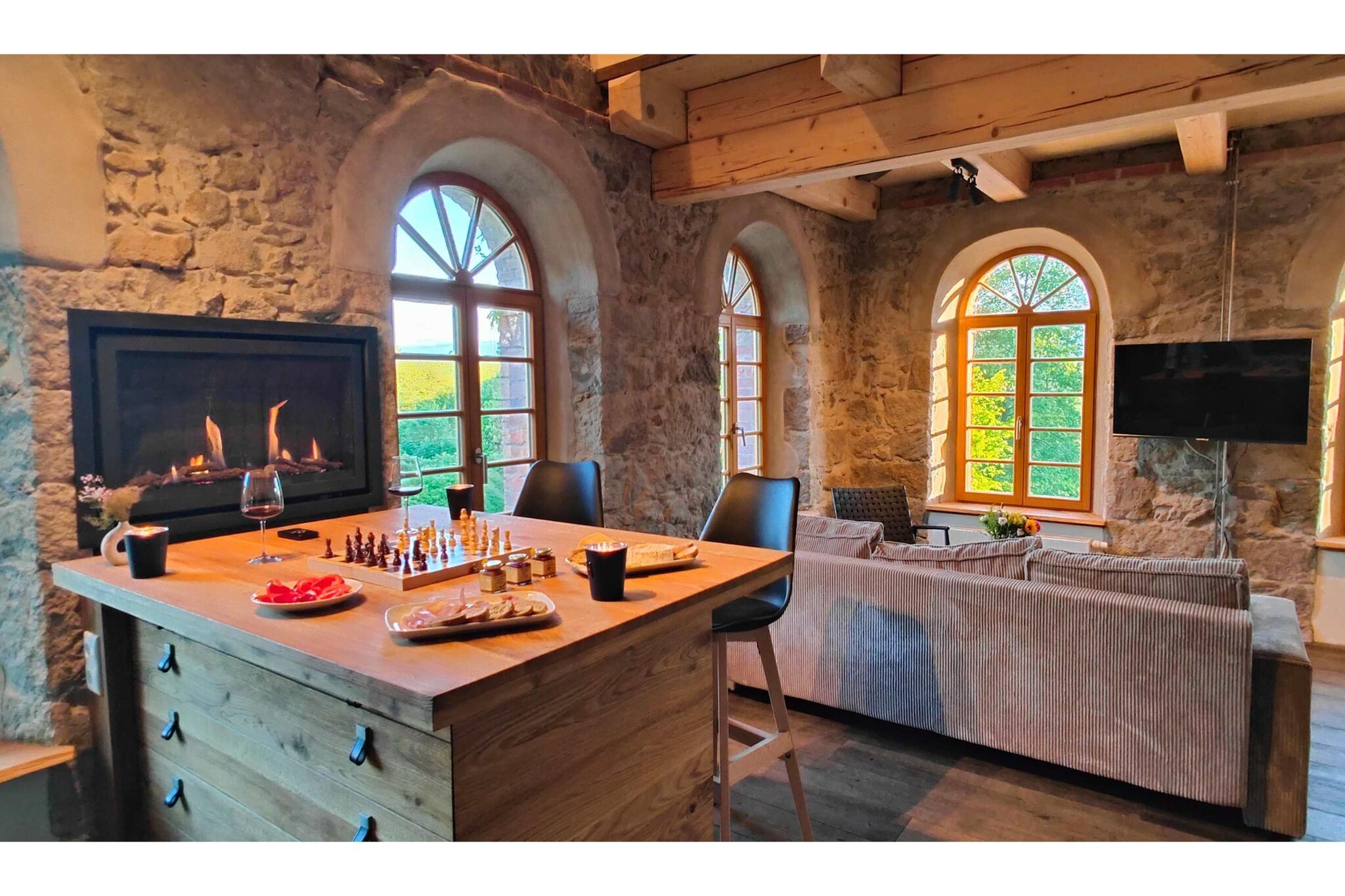 Willkommen in unserer hellsten und architektonisch beeindruckenden Galeriewohnung. Mit 19 Fenstern und zwei großzügigen Dachflächenfenstern genießen Sie hier ein außergewöhnliches Wohnambiente mit einem atemberaubenden Blick nach Süden und Osten – direkt ins Grüne und den Rasenspringplatz, wo Sie die Pferde bei der Arbeit beobachten können.
HINWEIS: WIR FÜHREN DIESE UNTERKUNFT ZWEIFACH MIT UNTERSCHIEDLICHEN BUCHUNGSKONDITIONEN – HIER ALS EXKLUSIVES ANGEBOT FÜR KURZENTSCHLOSSENE EINZELREISENDE / KLEINGRUPPEN. PROFITIEREN SIE VON UNSEREN VORZUGSKONDITIONEN BEI EINER BUCHUNG INNERHALB VON 14 TAGEN VOR ANREISE.