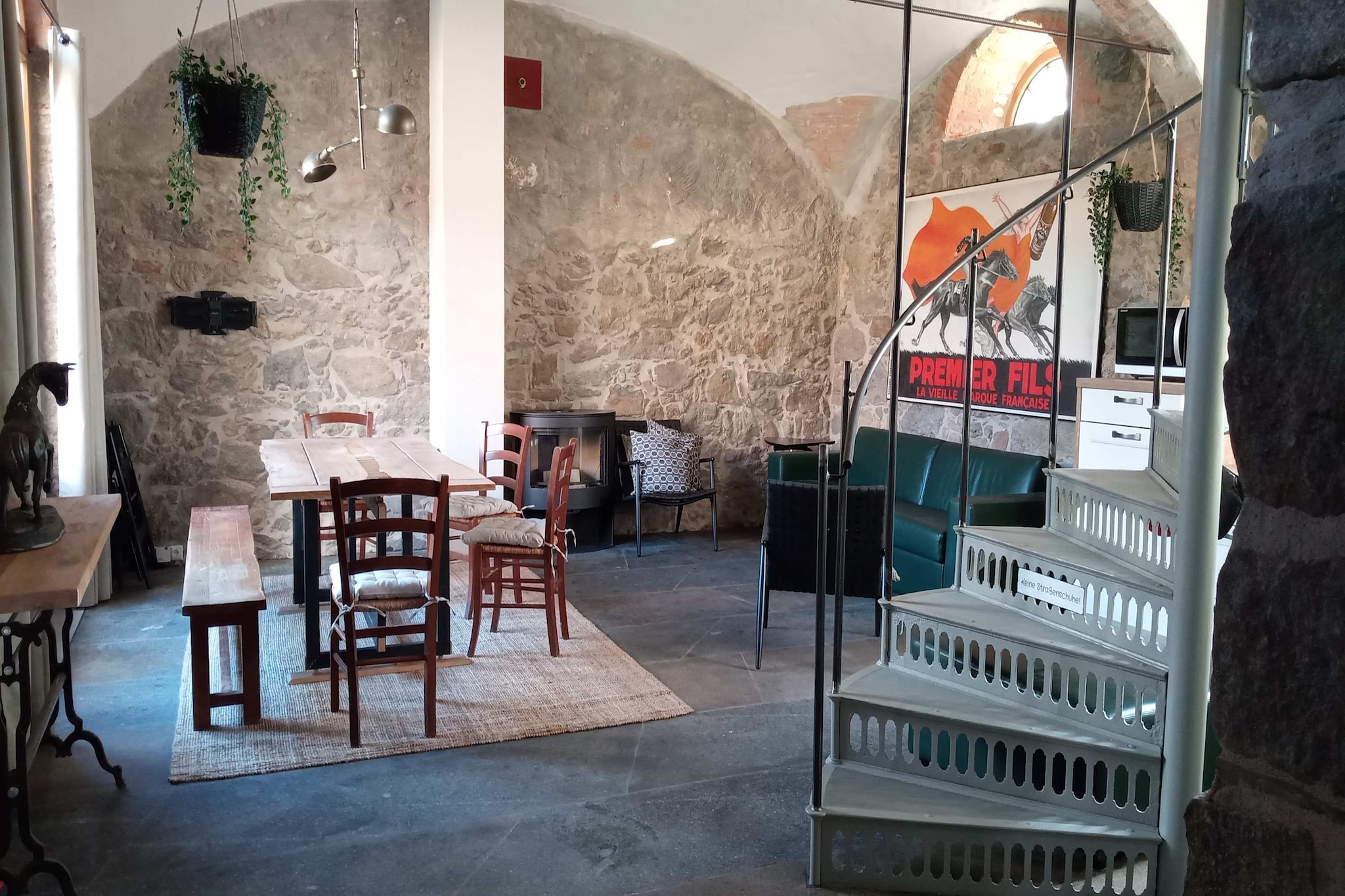 Eine gemütliche und ruhige Wohnung mit einzigartigem Flair. Sie verfügt über eine Fasssauna im Innenhof. Markante Elemente wie freiliegende Granitwände, ein Ziegelgewölbe und elegante Dielenböden im Schlossstil verleihen dem Raum seinen besonderen Charakter.
HINWEIS: WIR FÜHREN DIESE UNTERKUNFT ZWEIFACH MIT UNTERSCHIEDLICHEN BUCHUNGSKONDITIONEN – HIER ALS EXKLUSIVES ANGEBOT FÜR KURZENTSCHLOSSENE EINZELREISENDE / KLEINGRUPPEN. PROFITIEREN SIE VON UNSEREN VORZUGSKONDITIONEN BEI EINER BUCHUNG INNERHALB VON 14 TAGEN VOR ANREISE.
Optionale Leistungen wie Bettwäsche und Handtücher können gegen Aufpreis gebucht werden: Bettwäsche (20 €/Person), Handtücher (5 €/Set), Hunde (15 €/Nacht), Saunareinigung (15,0 €/Nutzung) und Holz (1 €/Holzscheit; gerne auch selbst mitbringen).