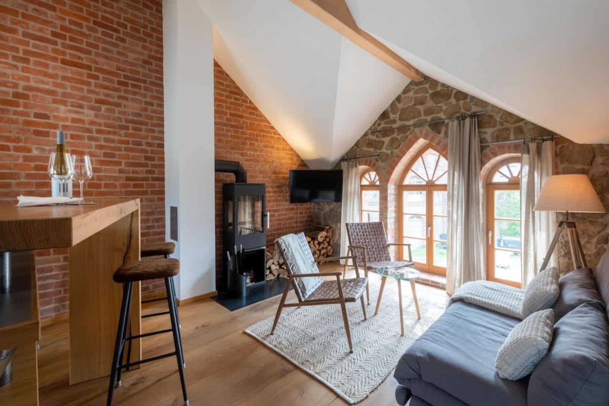 Diese durchdacht gestaltete Zweizimmerwohnung überzeugt mit einer klaren Raumaufteilung und einer hochwertigen Ausstattung. Edle Materialien prägen das Gesamtbild, während moderne Elemente wie eine ebenerdige Dusche, ein Whirlpool, eine private Sauna und ein Kaminofen für besonderen Komfort sorgen. Im offenen Wohnbereich befindet sich eine voll ausgestattete Küchenzeile mit Spüle, Kochfeld und Geschirrspüler. Ein besonderes Highlight ist die massive, drehbare Eichenplatte, die als flexible Essbar genutzt werden kann – ideal, um entweder nebeneinander oder gegenüber zu sitzen. Ergänzt wird die Küche durch einen zusätzlichen Schrank mit Kühlschrank, Kombi-Mikrowelle, mehreren Kaffee- und Espressomaschinen sowie weiteren praktischen Geräten wie Mixer und Toaster.