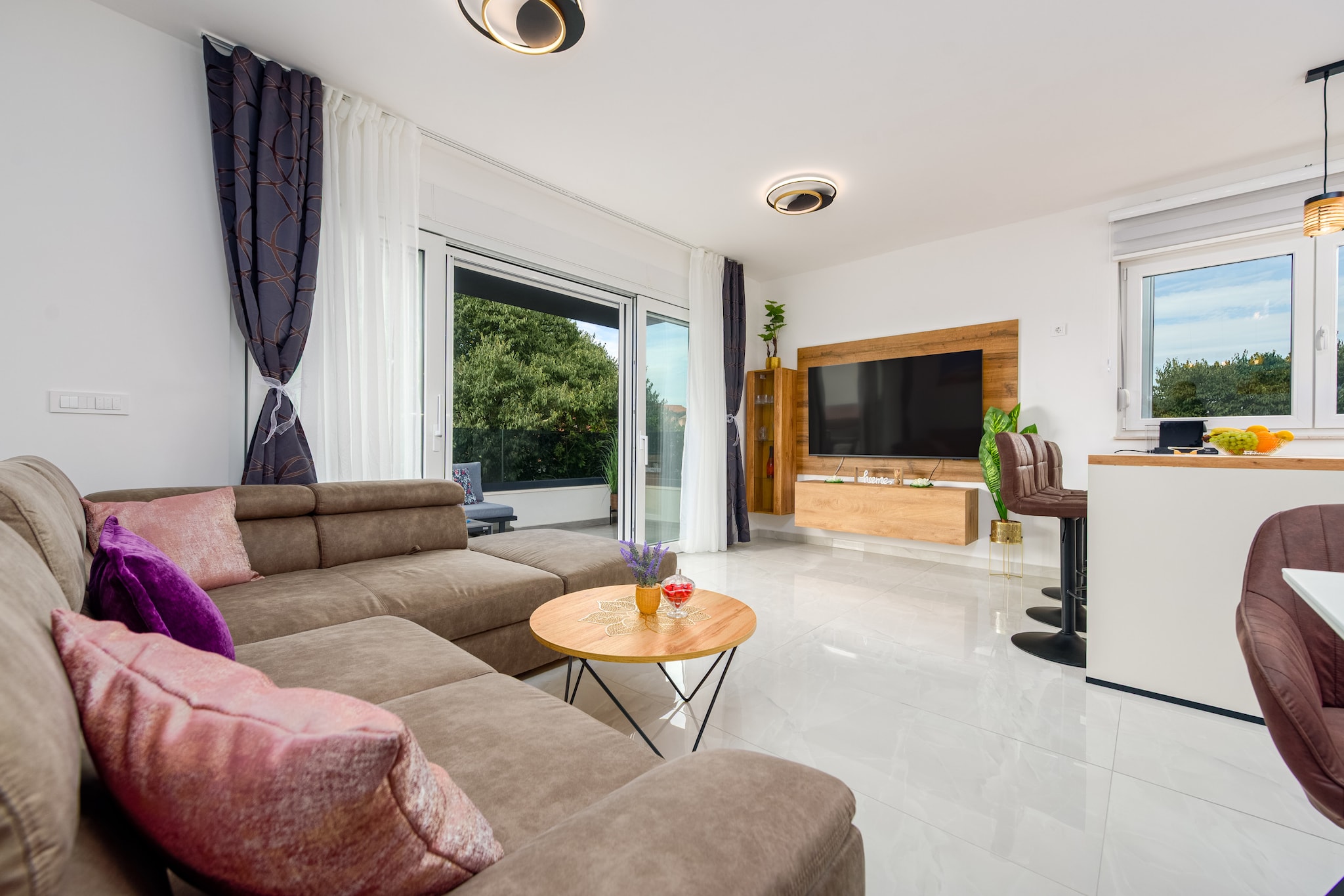 The apartment in Zadar has 2 bedrooms and capacity for 5 persons. Accommodation of 60 m² tastefully-furnished and is modern, It has waterfront. The property is located 900 m coffee shop, 1 km supermarket "Supermarket Tommy", 1 km the restaurant "KFC Zadar", 3 km city "Zadar center", 3 km hospital "Opća bolnica Zadar", 3 km rock beach "Beach Kolovare", 6 km sand beach "Beach Borik", 10 km airport "ZL Zadar", 10 km international airport "ZL Zadar", 39 km lake "Vransko jezero", 52 km nature reserve "NP Paklenica" and it is located in a a residential zone and in the center of the city. The accommodation is equipped with the following items: fenced plot, 40 m² terrace, washing machine, barbecue, iron, internet (Wi-Fi), hair dryer, balcony, indoor hot-tub, electric heating, air-conditioned, open-air parking in the same building, mosquito nets throughout the accommodation, 1 TV, satellite tv (Languages: Spanish, English, German, Dutch), radio. The open plan kitchen, electric, is equipped with refrigerator, oven, freezer, dishwasher, dishes/cutlery, kitchen utensils, coffee machine and kettle.