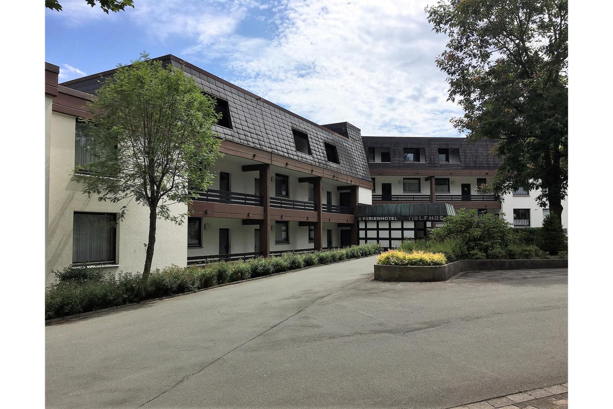 Ground floor: (open kitchen(dining table, hob, electric kettle, toaster, coffee machine(pads), oven, dishwasher, fridge(+ freezer)), Living/bed room(double sofa bed, TV(flatscreen), seating area), bathroom(shower, washbasin, toilet), Landing)\n\nsauna(shared with other guests, paid), balcony, bicycle storage, garden furniture, parking, swimming pool(shared with other guests, heated), high chair