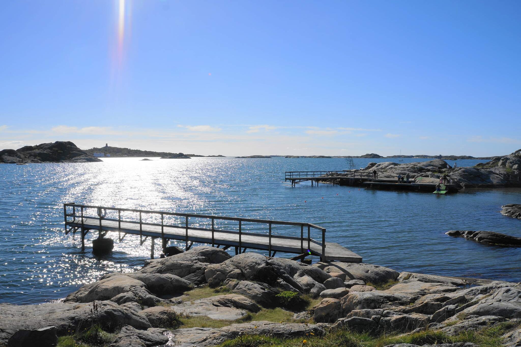 Wonderful villa with a high standard on beautiful Brännö in Gothenburg's southern archipelago. Here you live quietly, close to the sea and peaceful in a real archipelago idyll, with lots of opportunities for activities and outdoor activities. A fantastic house with accompanying cottages for two families or larger groups that have high demands on both location and comfort. Here you get the best of several worlds; a genuine archipelago holiday and proximity to the pleasures of the big city. Nature, sea and proximity to the city is an unbeatable combination! Brännö is a car-free island with frequent ferry traffic to the entertainment city of Gothenburg. Here you live with the sea around the corner and can start the day with a refreshing dip in the salty waves. Afterwards, you sit down on one of the sunny terraces and enjoy a lovely breakfast with a cup of freshly brewed coffee. A better start to the day is hard to imagine! The villa has an open plan with lots of light and space. It is carefully maintained and tastefully decorated, with a sunny and partially protected location on the southern side of Brännö. There is a large, lovely garden with a lawn for playing and games, a trampoline for the children, wonderful terraces with sun all day and plenty of social areas. Two guest cottages with two beds each, one of which has its own fresh bathroom, kitchenette and patio. Perfect for couples or teenagers who want to live a little to themselves. The entrance floor consists of three bright bedrooms, two of which have a double bed and one has a "family bed" with a 120 cm wide lower bed and 80 cm wide upper bed. A folding baby bed is available. Tiled bathroom with shower and toilet and extra toilet. Bright kitchen with dining area and access to the terrace. Adjacent to the kitchen is a laundry room. Between the hall and the kitchen is the beautiful dining room with a large table and space for ten people to sit. Half a flight of stairs up is a living room with a sofa and armchairs and access to the upper terrace where you can glimpse the sea. The upper floor is reached via stairs and here is another living room/family room. Brännö is a lively archipelago island in the southern part of the Gothenburg archipelago with around 900 permanent residents. The island differs from the other islands in the archipelago with its history of agriculture, pilots and customs officers and shipping, which has been the main source of livelihood. Song composer Lasse Dahlqvist has made the island famous through his songs. The classic dance on Brännö pier is a summer tradition on Brännö, usually arranged on Thursdays from midsummer to mid-August with a dance band and old-fashioned dance. You can walk there in about 15 minutes. From the mountain by the old pilot lookout, at the highest point of the island, you have a view from Vinga to the entrance to Gothenburg. The island is car-free, but there are taxis that you can order to transport you and your luggage smoothly to your cottage. There are also bicycles for rent near the house. A couple of bicycles are also available to borrow. The island has everything you need! Shop with post office, restaurant, café and church. There are also plenty of places to swim. About 300m from the house you can take a morning dip (Sandvik). There is a child-friendly swimming area in Ramsdal with both sandy beach, cliffs and a pier about 500 m from the house. At Brännö Värdshus you can eat and drink well. The Värdshuset also arranges musical performances at various times during the summer. From Brännö via an old stone bridge you can hike over to the fantastic Galterö. nature reserve since 2015. Here there is a rich birdlife and a lovely nature with freely roaming sheep which are part of the sheep farming and the local cultural heritage on Brännö. There is a popular marked loop of about 2.5 km that takes you through pastures, cliffs and past sandy beaches in the nature reserve. Barbecue areas are also available for use by visitors. Welcome to a wonderful villa on beautiful Brännö!