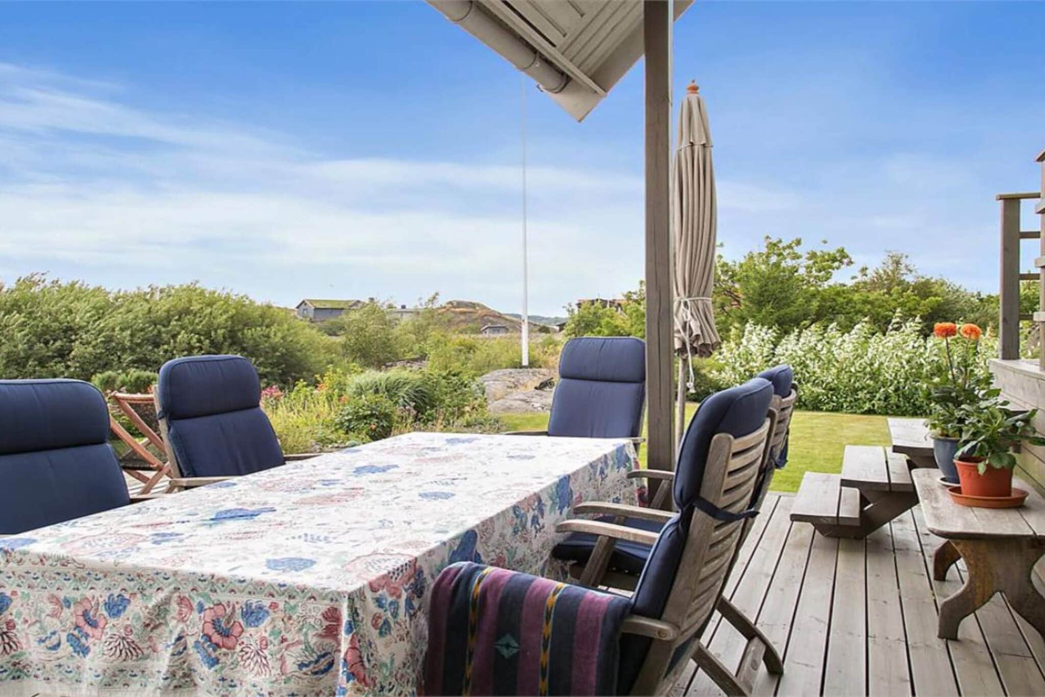 Annex: (double bed, cooker(2 ring stoves), fridge-freezer, washbasin, shower, toilet)\n\nAnnex: (2x single bed)\n\nInternet Access DSL, Kitchen(cooker(electric), coffee machine, microwave, dishwasher, fridge-freezer, high chair), Living/bed room(DVD player, CD player, game computer, chromecast), bedroom(double bed), bedroom(2x bunk bed), bedroom(double bed), bathroom(tumble dryer, washbasin, shower, toilet, washing machine), bathroom(washbasin, toilet), tumble dryer, washing machine, balcony, balcony, garden, garden furniture, garden furniture, air to air heatpump