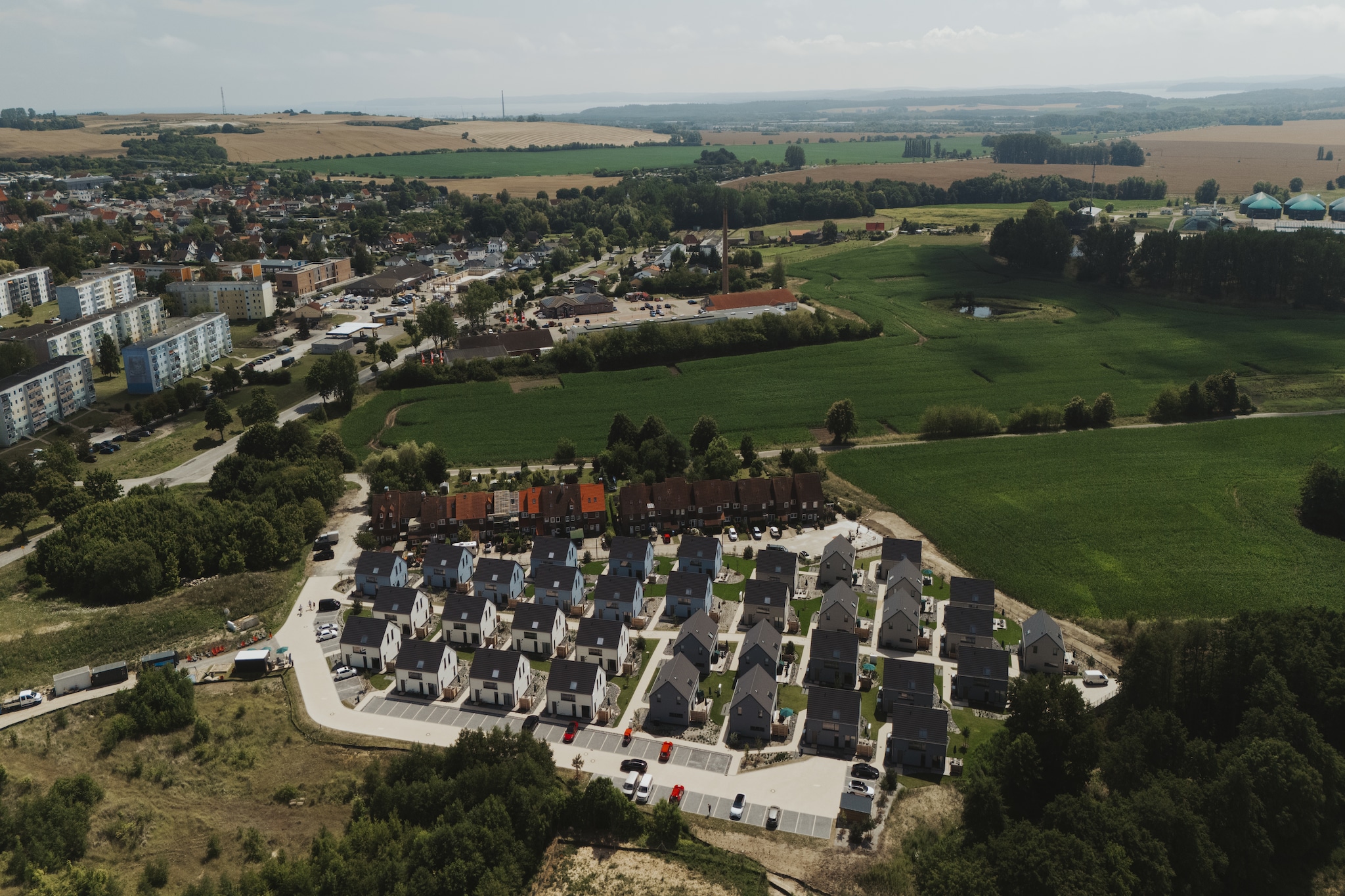 Not far from the shimmering Bodden lagoon, nestled in the gentle hills of northern Rügen, lies the newly built holiday park in Sagard – a place that exudes tranquility and promises relaxation. Here, where the salty Baltic breeze rustles through the trees and the light dances in warm tones across the fields, a holiday park unfolds that is perfectly suited for short escapes from everyday life. The resort's semi-detached houses are charming and inviting – each a small haven for up to four people. With lovingly designed facades, spacious terraces, and garden furniture that invites you to linger, they offer the perfect setting for relaxing days. Whether enjoying breakfast outdoors, reading in the shade, or listening to nature – everyone will find their favorite spot here.

Inside, guests will find bright rooms, a modern bathroom, and furnishings that combine comfort and coziness. The proximity to the Bodden lagoon offers opportunities for walks along the water, bike tours through the countryside, or excursions to the nearby attractions of the island of Rügen. It's more than just a holiday park – it's a place where time slows down, thoughts find peace, and memories are made that linger long after.

Highlights included: Final cleaning, all utilities, linen package, Wi-Fi, parking, 1 dog

Please note:

One dog is included in the rental price. A second dog can be added and must be paid for on-site (€40 per stay).