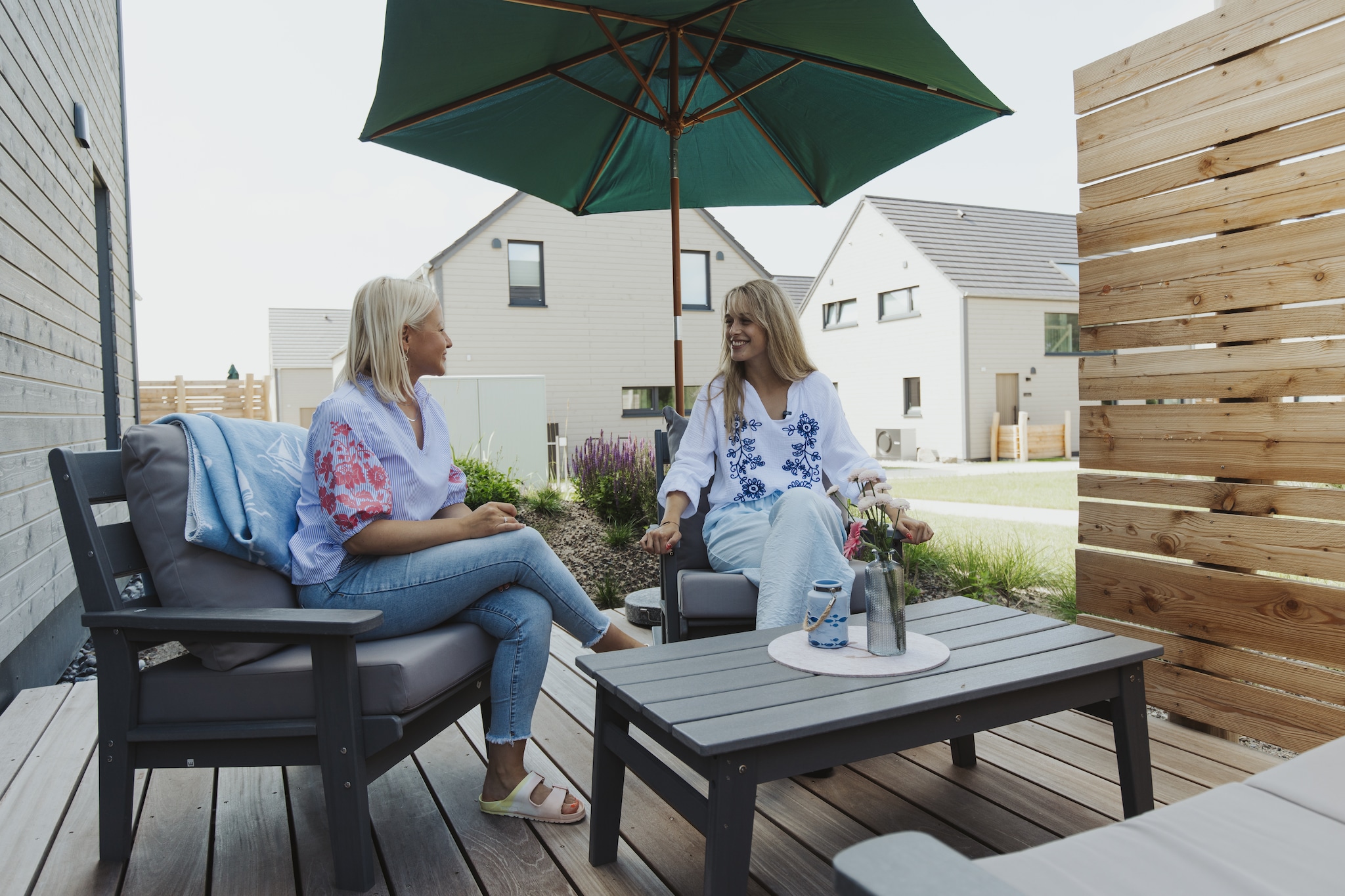 Ground floor: (open kitchen(hob(4 ring stoves, ceramic), electric kettle, toaster, hood, coffee machine, oven, dishwasher, fridge(+ freezer)), Living/diningroom(TV(flatscreen, satellite), dining table, seating area))\n\nAttic: (bedroom(double bed(boxspring, 180 x 200 cm), TV(flatscreen, satellite)), bedroom(double bed(boxspring, 160 x 200 cm), TV(flatscreen, satellite)), bathroom(shower, washbasin, toilet, hairdryer))\n\nBarbecue center, Reception, Parking, heating(electric), terrace, garden furniture, sun loungers, sand pit, bicycles available(paid, electric), Sunscreen, Swing set, baby crib(paid), Towels/Sheets (Incl.)