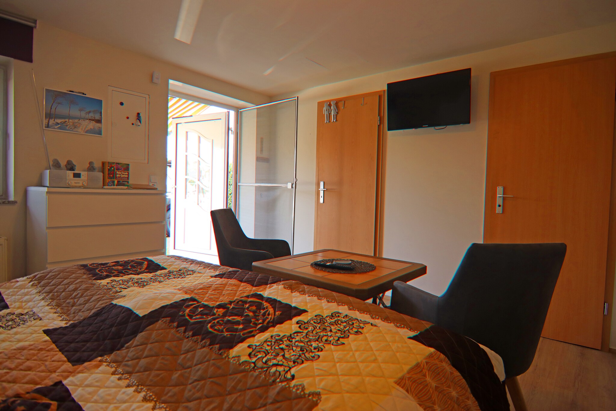 Ground floor: (Kitchen(hob(4 ring stoves, ceramic), electric kettle, toaster, coffee machine, oven, microwave, dishwasher, fridge), Living/bed room(double king size bed(180 x 200 cm), TV(satellite), dining table(2 persons), seating area, radio), bathroom(shower(walk-in shower), washbasin, toilet, washing machine(paid)))\n\nterrace(roofed), garden(shared with the owner ), garden furniture, BBQ(charcoal), parking, Laundry Package for a fee, heating