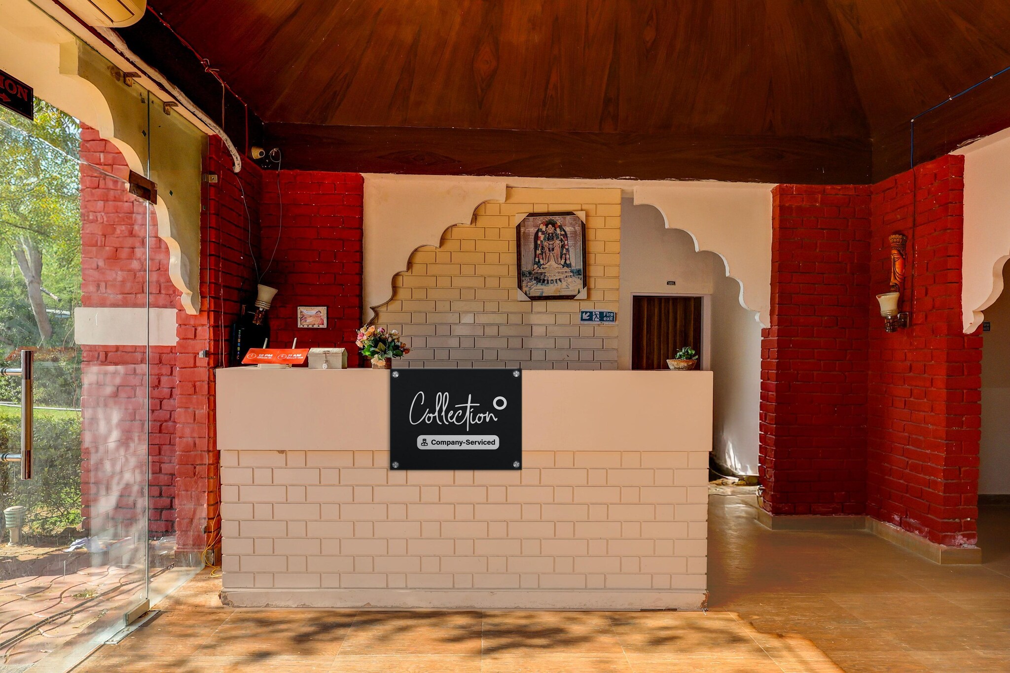 Ground floor: (bedroom(double bed, TV, seating area, air conditioning, telephone), bathroom(bathtub or shower, washbasin, toilet, Towels incl., shampoo, body soap, hot water), Parking, Parking)
