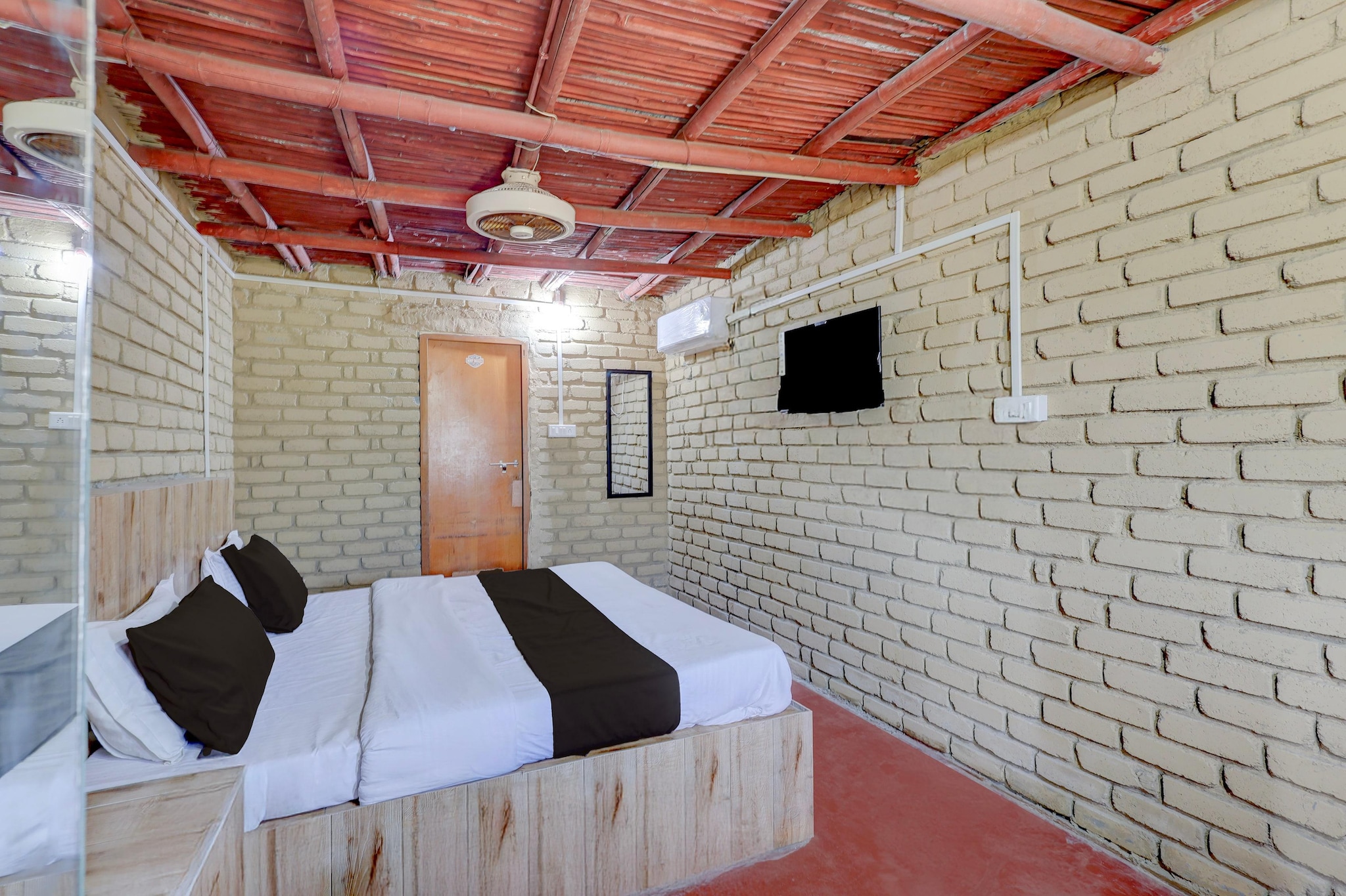 Comfortable Accommodations: Collection O Ajmer - Pushkar Bypass Formerly Shakti Resort in Ajmer offers family rooms with air-conditioning, private bathrooms, and free WiFi. Each room includes a work desk, seating area, TV, and wardrobe.

Dining Experience: The family-friendly restaurant serves Indian cuisine in a welcoming ambience. Guests can enjoy a continental breakfast each morning.

Leisure Facilities: The hotel features a garden and a lounge. Additional amenities include a shared kitchen, daily housekeeping service, room service, and luggage storage.

Local Attractions: Ana Sagar Lake is 10 km away, Ajmer Sharif and Dargah Sharif are 11 km distant, and Pushkar Lake lies 15 km from the property. Kishangarh Airport is 23 km away.

Check-in is only available to guests aged 18 and above. Please provide a government-issued ID to confirm your age.