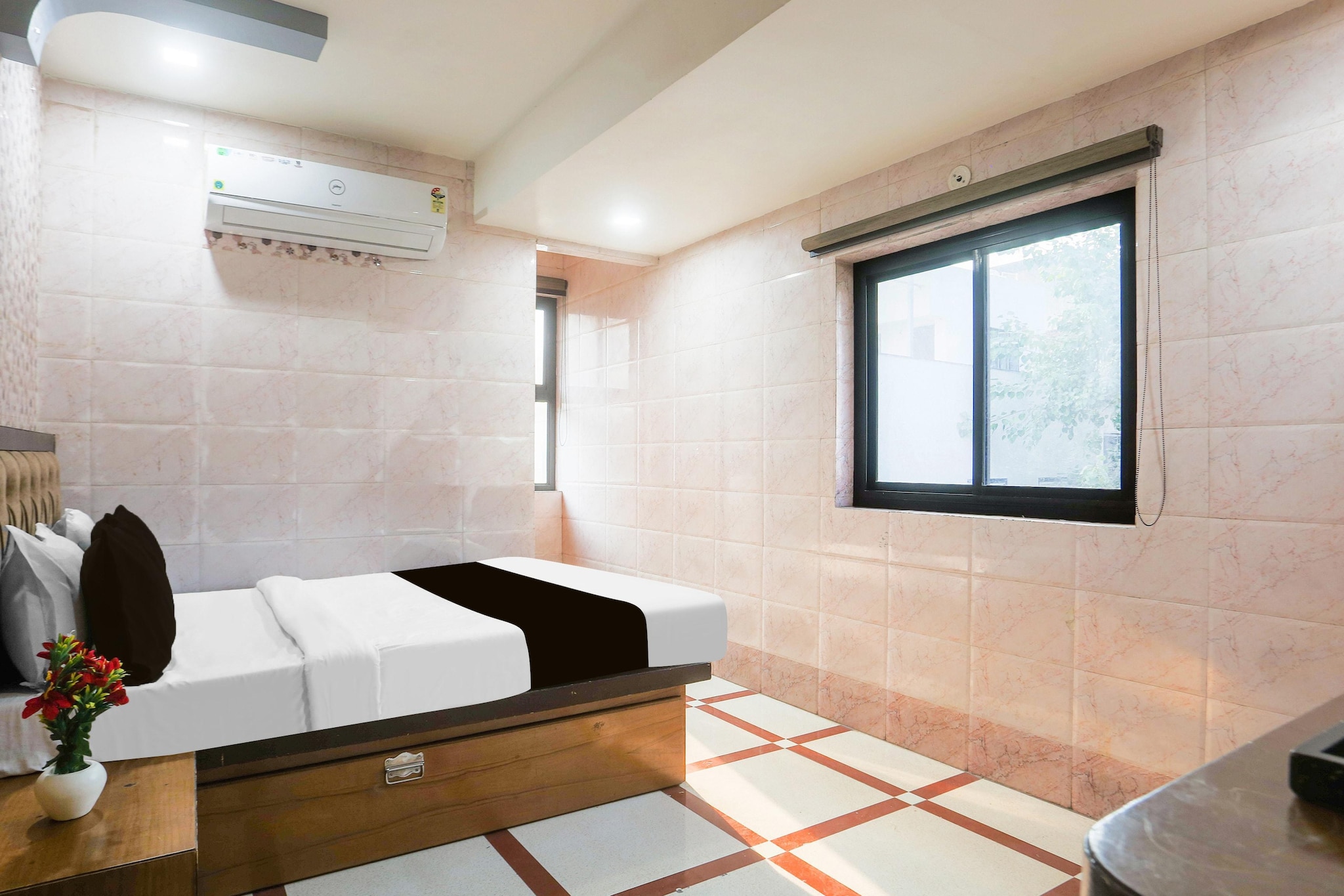 Comfortable Accommodations: Super Hotel O Parao Formerly Cozy Inn in Ajmer offers family rooms with air-conditioning, private bathrooms, work desks, and seating areas. Each room includes free toiletries, a bath or shower, TV, and tiled floors.

Essential Facilities: Guests enjoy free WiFi, a lift, 24-hour front desk, daily housekeeping service, room service, and luggage storage. The hotel provides a comfortable environment with amenities such as a work desk and TV.

Prime Location: Located 13 minutes from Ajmer Sharif and 1.1 km from Dargah Sharif, the hotel is 1.7 km from Ajmer Junction. Nearby attractions include Ana Sagar Lake (4.4 km) and Pushkar Lake (15 km). Kishangarh Airport is 26 km away. A supermarket is in the surroundings.

Check-in is only available to guests aged 18 and above. Please provide a government-issued ID to confirm your age.