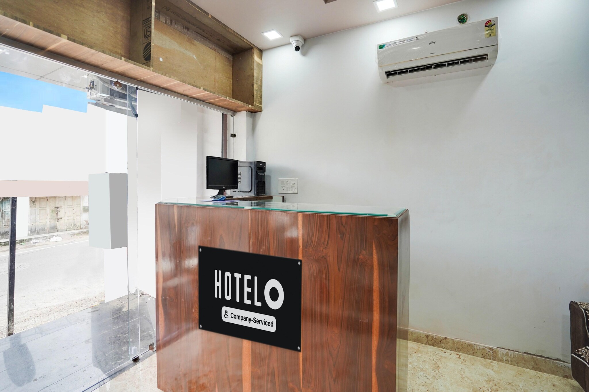 Ground floor: (bedroom(double bed, TV, seating area, air conditioning, telephone), bathroom(bathtub or shower, washbasin, toilet, Towels incl., shampoo, body soap, hot water), Parking, lift)