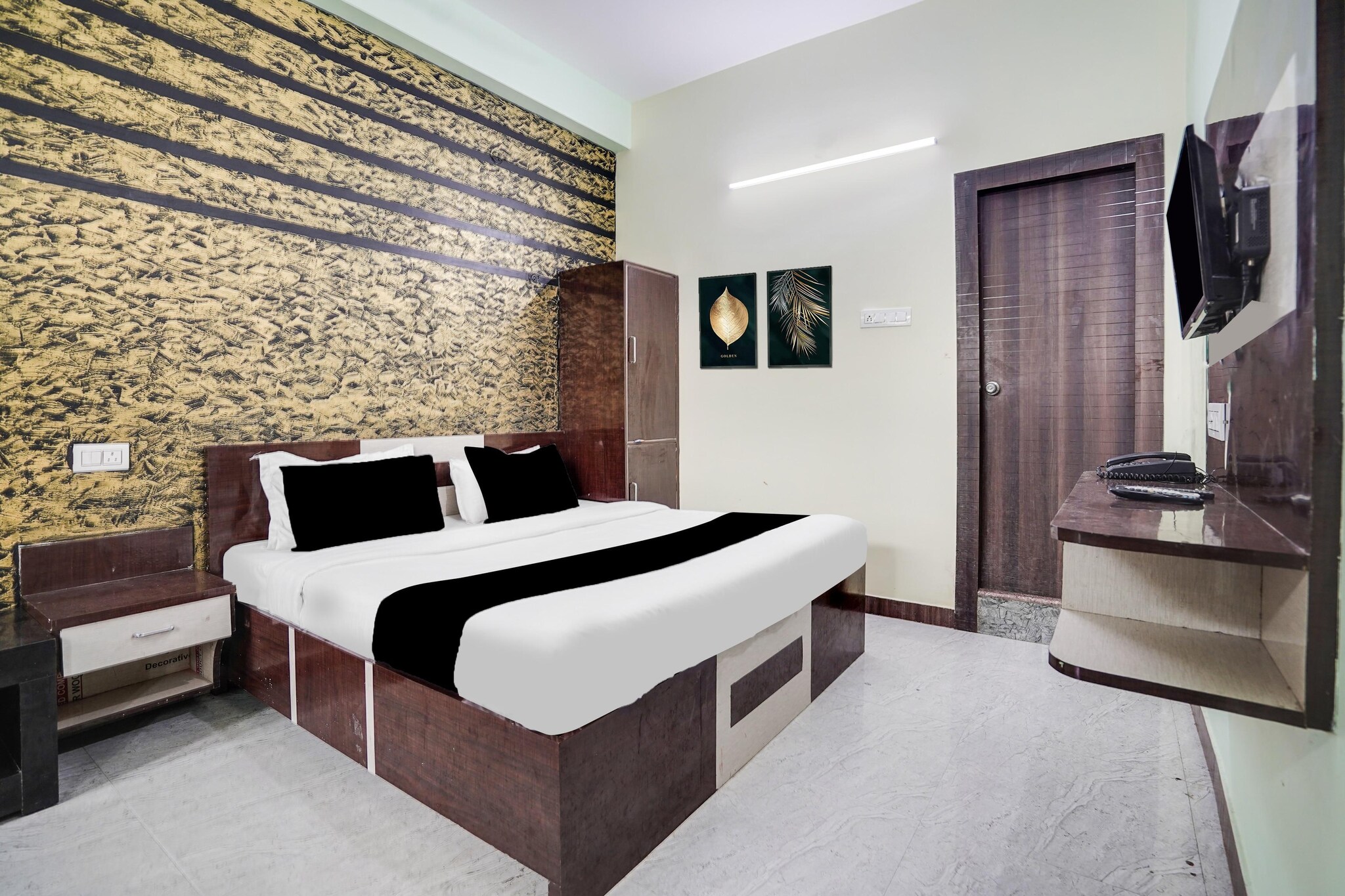 Comfortable Accommodation: Super Collection O Rajapur Circuit House in Prayagraj offers a 3-star hotel experience with free WiFi, air-conditioning, and private bathrooms. Each room includes a work desk, seating area, TV, and free toiletries.
Convenient Facilities: Guests benefit from a lift, shared kitchen, daily housekeeping service, and room service. Additional amenities include a wardrobe and tiled floors, ensuring a pleasant stay.
Prime Location: Located 9 km from Phaphamau Junction and 11 km from Allahabad Airport, the hotel provides easy access to local attractions. Reception staff speak English and Hindi, catering to international and domestic travellers.
Check-in is only available to guests aged 18 and above. Please provide a government-issued ID to confirm your age.