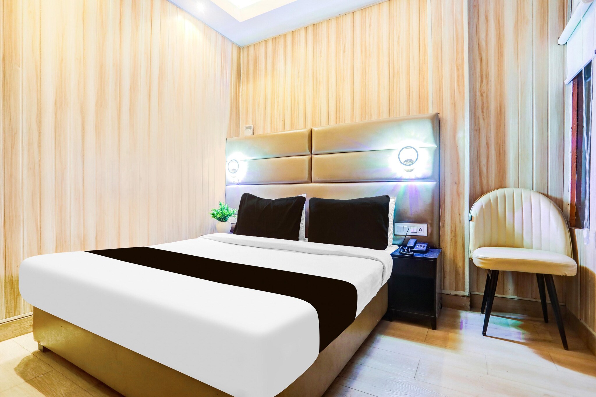 Comfortable Accommodations: Super Hotel O Vivekanand Marg in Prayagraj offers family rooms with air-conditioning, private bathrooms, and free WiFi. Each room includes a work desk, seating area, TV, and free toiletries.

Convenient Facilities: Guests can enjoy a lounge, 24-hour front desk, daily housekeeping service, room service, and luggage storage. Additional amenities include a work desk, seating area, TV, and free toiletries.

Dining Options: A la carte breakfast is available each morning. The hotel provides a comfortable environment for relaxation and dining.

Nearby Attractions: Phaphamau Junction is 11 km away, and Allahabad Airport is also 11 km from the property.

Check-in is only available to guests aged 18 and above. Please provide a government-issued ID to confirm your age.