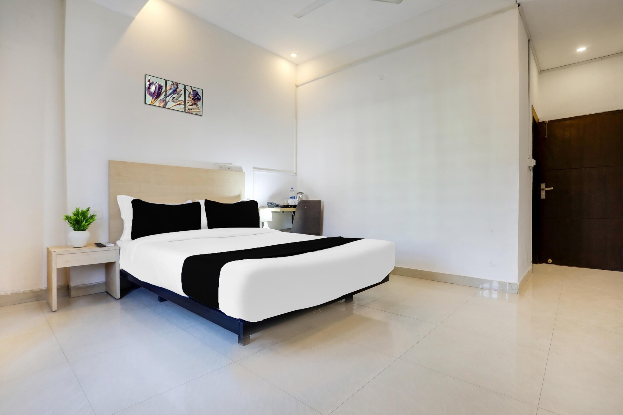 Comfortable Accommodations: Super Collection O Gol Park Atala in Prayagraj offers family rooms with air-conditioning, private bathrooms, and free WiFi. Each room includes a work desk, seating area, TV, and wardrobe.
Dining and Amenities: Guests can enjoy a restaurant on-site and take advantage of free WiFi throughout the property. Additional facilities include a lift, 24-hour front desk, daily housekeeping, electric vehicle charging, laundry service, room service, and luggage storage.
Location and Attractions: Located 12 km from Phaphamau Junction and 9 km from Allahabad Airport, the hotel provides easy access to local attractions.
Check-in is only available to guests aged 18 and above. Please provide a government-issued ID to confirm your age.