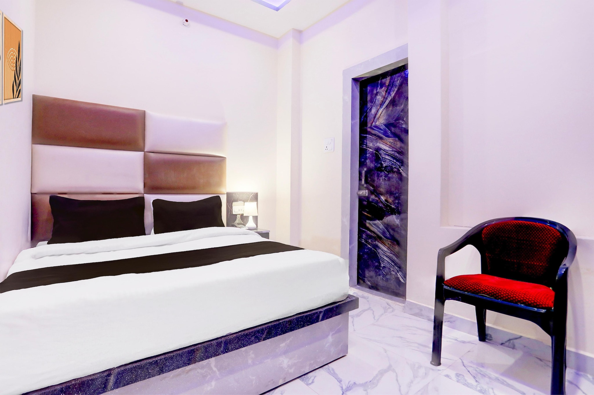 Comfortable Accommodations: Super Collection O Subedarganj Railway Station Prayagraj in Prayagraj offers family rooms with air-conditioning, private bathrooms, and free WiFi. Each room includes a work desk, seating area, TV, and free toiletries.

Convenient Facilities: Guests benefit from a lift, 24-hour front desk, daily housekeeping service, room service, and luggage storage. The hotel provides free toiletries, bath or shower, tiled floors, and a wardrobe for added comfort.

Prime Location: Located 16 km from Phaphamau Junction and 4 km from Allahabad Airport, the hotel is situated in Prayagraj. Reception staff speak English and Hindi, ensuring smooth communication for all guests.

Check-in is only available to guests aged 18 and above. Please provide a government-issued ID to confirm your age.