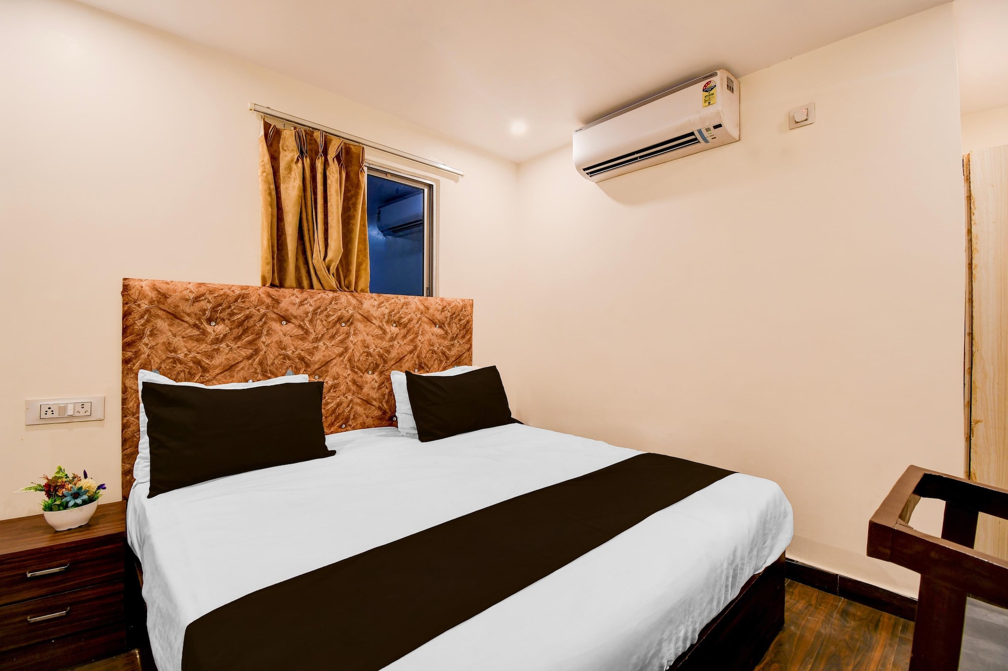 Comfortable Accommodations: Super Townhouse Civil Lines Prayagraj Formerly Raj Mahal Palace in Prayagraj offers 4-star comfort with free WiFi, air-conditioning, and private bathrooms. Each room includes a work desk, seating area, TV, and free toiletries.
Convenient Facilities: Guests benefit from a 24-hour front desk, daily housekeeping, family rooms, room service, and luggage storage. The hotel provides a continental breakfast and a variety of amenities to ensure a pleasant stay.
Prime Location: property is situated 9 km from Phaphamau Junction is 10 km from Allahabad Airport.
Check-in is only available to guests aged 18 and above. Please provide a government-issued ID to confirm your age.