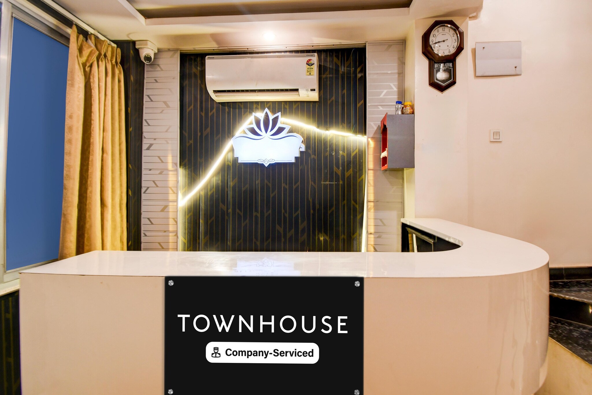 Ground floor: (bedroom(double bed, TV, seating area, air conditioning, telephone), bathroom(bathtub or shower, washbasin, toilet, Towels incl., shampoo, body soap, hot water), Parking)
