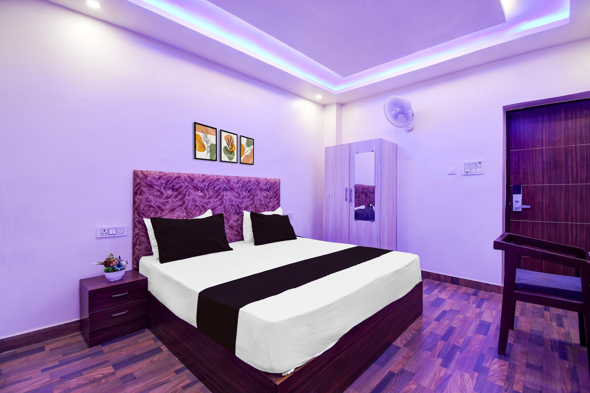 Comfortable Accommodations: Super Townhouse Civil Lines Prayagraj Formerly Raj Mahal Palace in Prayagraj offers 4-star comfort with free WiFi, air-conditioning, and private bathrooms. Each room includes a work desk, seating area, TV, and free toiletries.
Convenient Facilities: Guests benefit from a 24-hour front desk, daily housekeeping, family rooms, room service, and luggage storage. The hotel provides a continental breakfast and a variety of amenities to ensure a pleasant stay.
Prime Location: property is situated 9 km from Phaphamau Junction is 10 km from Allahabad Airport.
Check-in is only available to guests aged 18 and above. Please provide a government-issued ID to confirm your age.