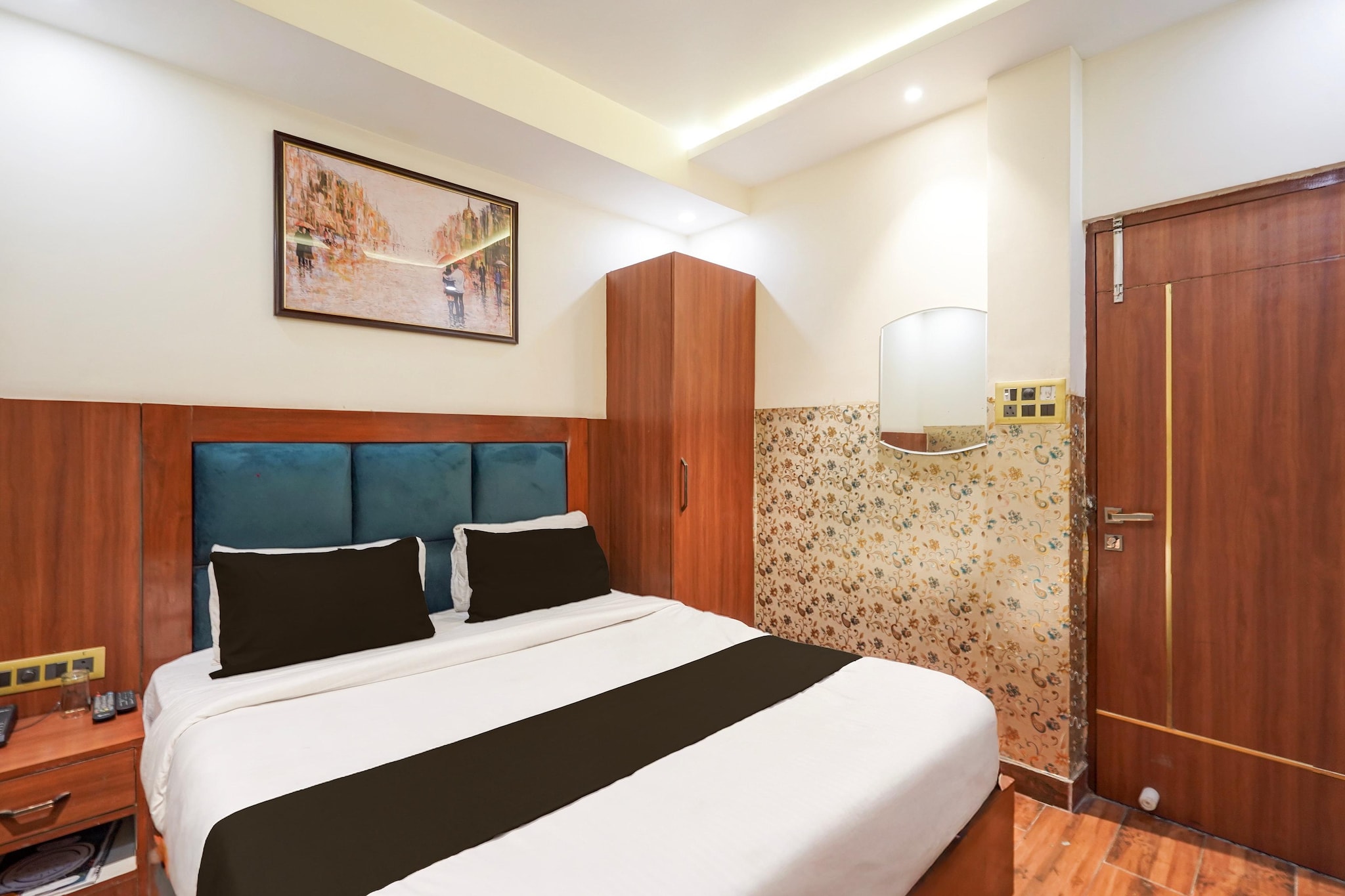 Comfortable Accommodations: Super Townhouse Kali Ghat Prayagraj Formerly Ramesh Palace in Prayagraj offers 4-star comfort with free WiFi, air-conditioning, and private bathrooms. Each room includes a work desk, seating area, TV, and free toiletries.

Convenient Facilities: Guests benefit from a lift, 24-hour front desk, daily housekeeping, family rooms, room service, and luggage storage. The hotel provides a continental breakfast and a range of amenities to ensure a pleasant stay.

Prime Location: Located 12 km from Phaphamau Junction and 10 km from Allahabad Airport, the hotel is situated in Prayagraj. Nearby attractions include the Kali Ghat and the Allahabad Museum.

Check-in is only available to guests aged 18 and above. Please provide a government-issued ID to confirm your age.