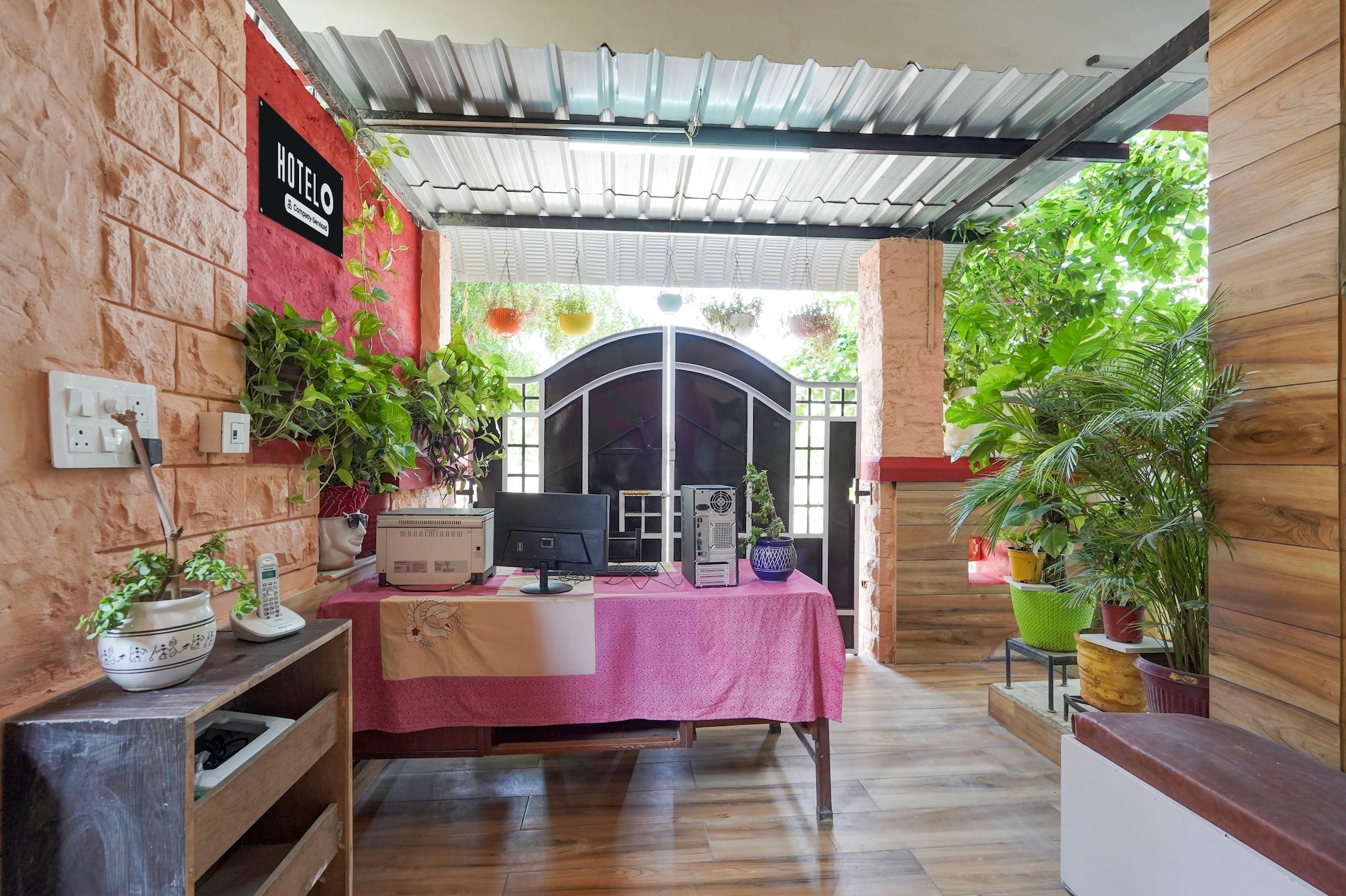 Ground floor: (bedroom(double bed, TV, seating area, air conditioning, Towels incl., telephone, Floor mattress), bathroom(bathtub or shower, shower, washbasin, toilet, shampoo, body soap, hot water))