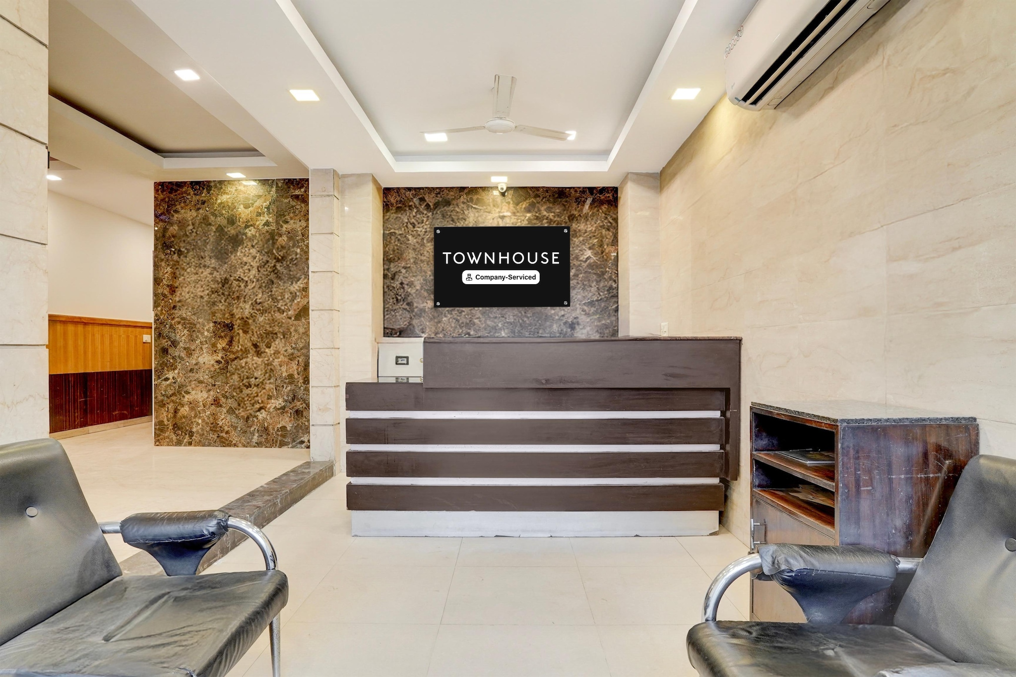 Ground floor: (bedroom(double bed, TV, seating area, air conditioning, Towels incl., telephone), bathroom(bathtub or shower, shower, washbasin, toilet, shampoo, body soap, hot water), lift)