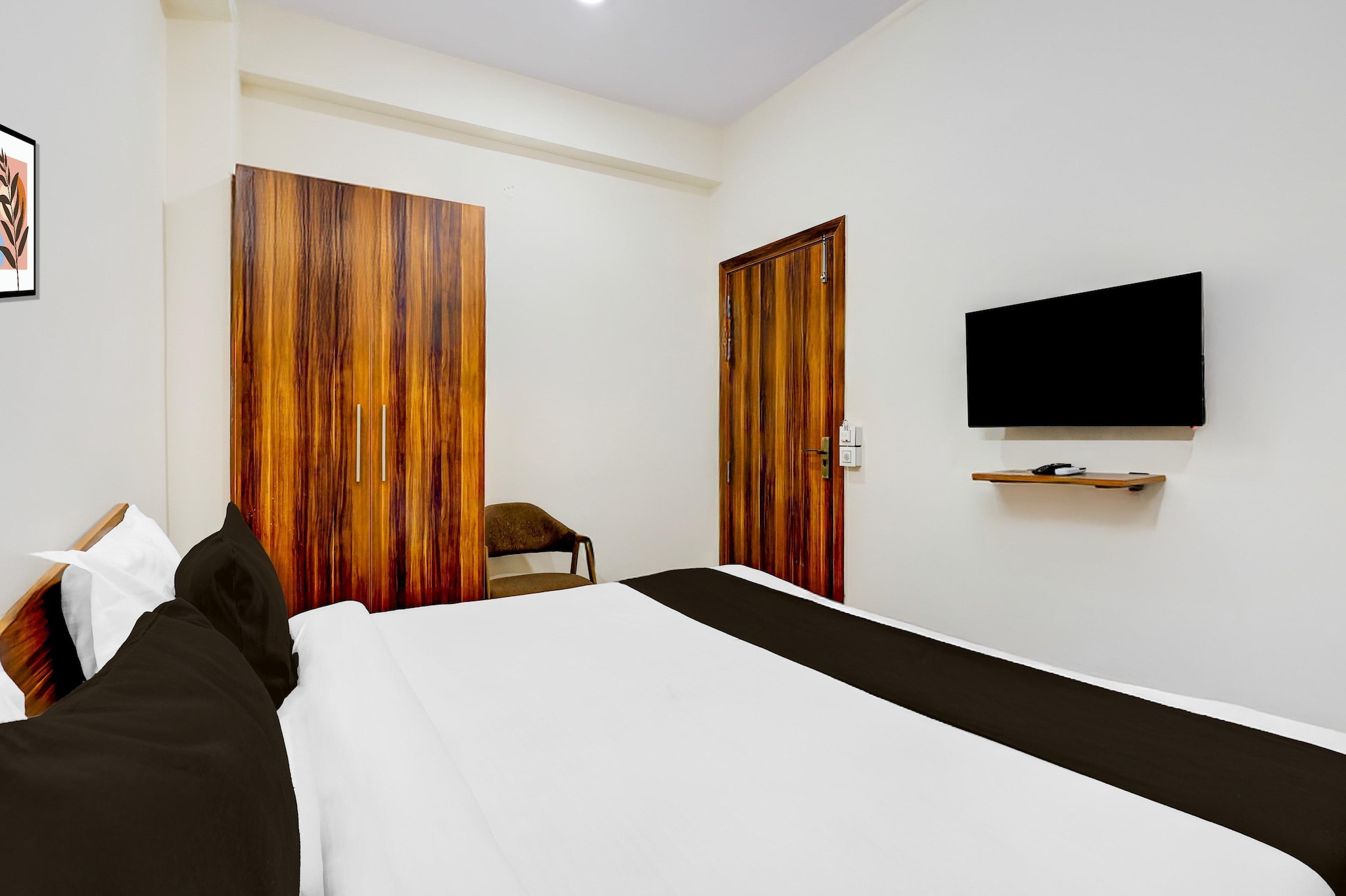 Comfortable Accommodations: Super Collection O Sadar Bazar Gurgaon in Gurgaon offers family rooms with air-conditioning, private bathrooms, work desks, and seating areas. Each room includes free toiletries, a bath or shower, TV, and wardrobe.

Essential Facilities: Guests enjoy free WiFi, a lift, 24-hour front desk, daily housekeeping service, room service, and luggage storage. The hotel provides a continental breakfast and multilingual reception staff speak English and Hindi.

Prime Location: Located 6 km from MG Road, 11 km from WorldMark Gurgaon, and 14 km from Delhi International Airport. Nearby attractions include Qutub Minar (19 km) and India Gate (30 km).

Couples in particular like the location – they rated it 9.6 for a two-person trip.

1.Unmarried couples are warmly welcome at this property.
2. Guests with local ID proof are warmly welcome.
3.Foreign guests are welcome and allowed to stay at this property without any restrictions

4.Early Check-In Policy: A full day’s room rate will be charged for check-ins before 6:00 AM. Complimentary early check-in is available between 6:00 AM and 10:00 AM, subject to room availability.

5.Check-in is only available to guests aged 18 and above. Please provide a government-issued ID to confirm your age.