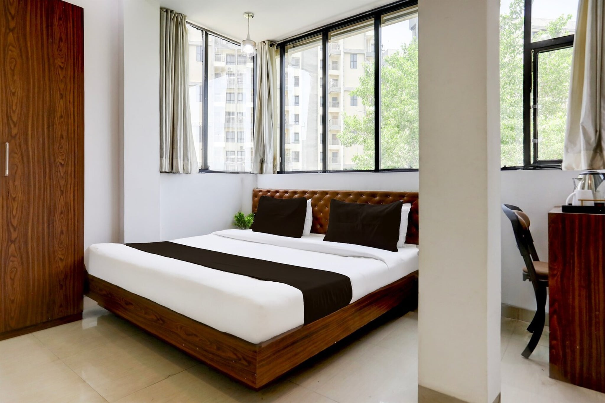 Featuring 4-star accommodation, Super Hotel O MP Nagar Near Rachna Tower is set in Bhopal, 3.7 km from Habibganj Station and 8.7 km from Museum of Man. Among the facilities of this property are a restaurant, a shared kitchen and a shared lounge, along with free WiFi throughout the property. The accommodation offers room service and a 24-hour front desk for guests.

All guest rooms at the hotel come with air conditioning, a seating area, a flat-screen TV with cable channels, a safety deposit box and a private bathroom with a shower. All rooms feature a desk.

An à la carte, continental or vegetarian breakfast is available every morning at the property.

Van Vihar National Park is 11 km from Super Hotel O MP Nagar Near Rachna Tower, while Kanha Fun City is 14 km from the property. Raja Bhoj Airport is 13 km away.

Unmarried couples are warmly welcome at this property.
Guests with local ID proof are warmly welcome.
Apologies, but we are currently unable to host foreign nationals at this property.
Early Check-In Policy: A full day’s room rate will be charged for check-ins before 6:00 AM. Complimentary early check-in is available between 6:00 AM and 10:00 AM, subject to room availability.

Check-in is only available to guests aged 18 and above. Please provide a government-issued ID to confirm your age.
