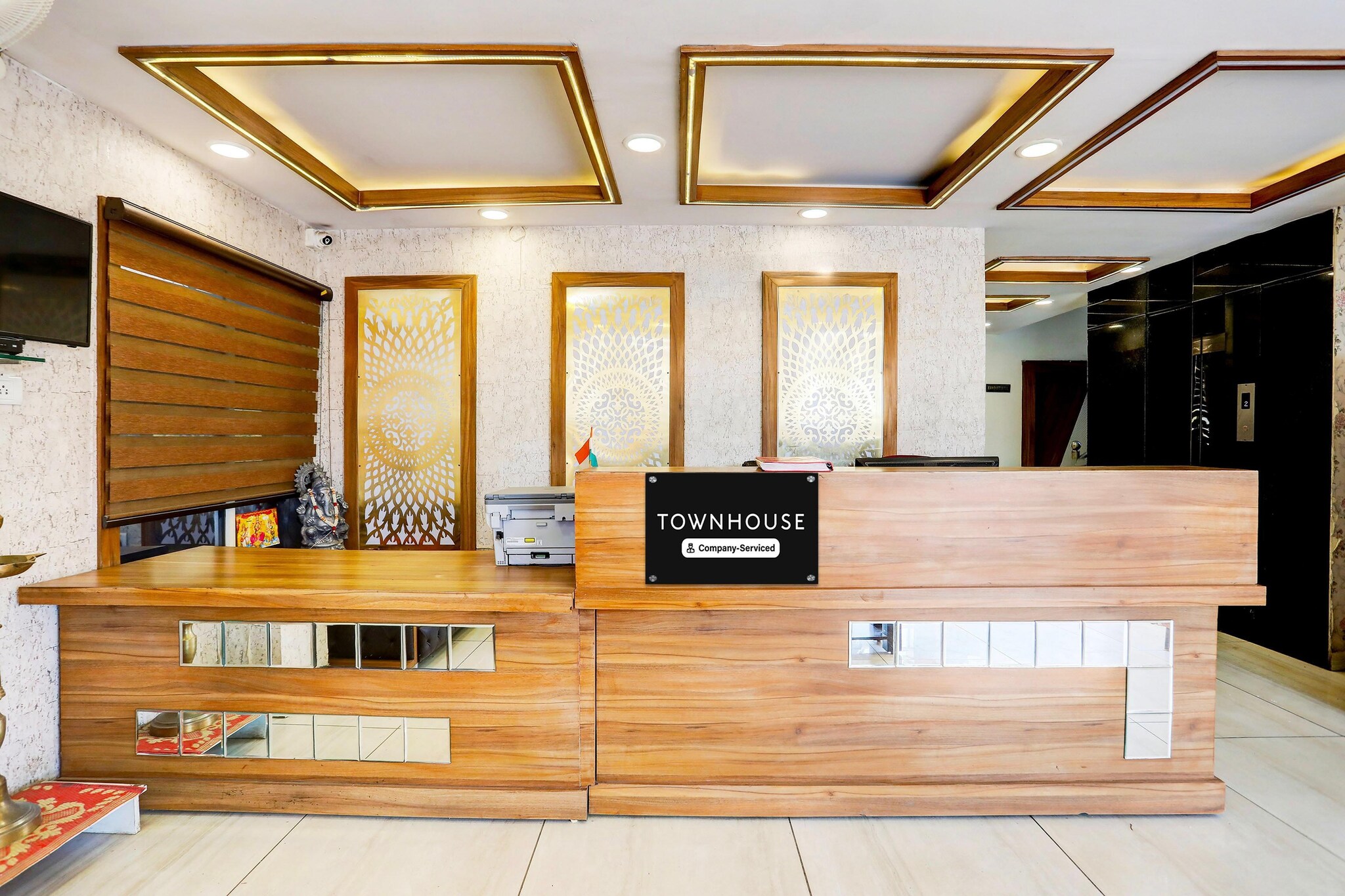 Ground floor: (bedroom(double bed, TV, seating area, air conditioning, telephone, Floor mattress), bathroom(bathtub or shower, shower, washbasin, toilet, Towels incl., shampoo, body soap, hot water), parking, lift)