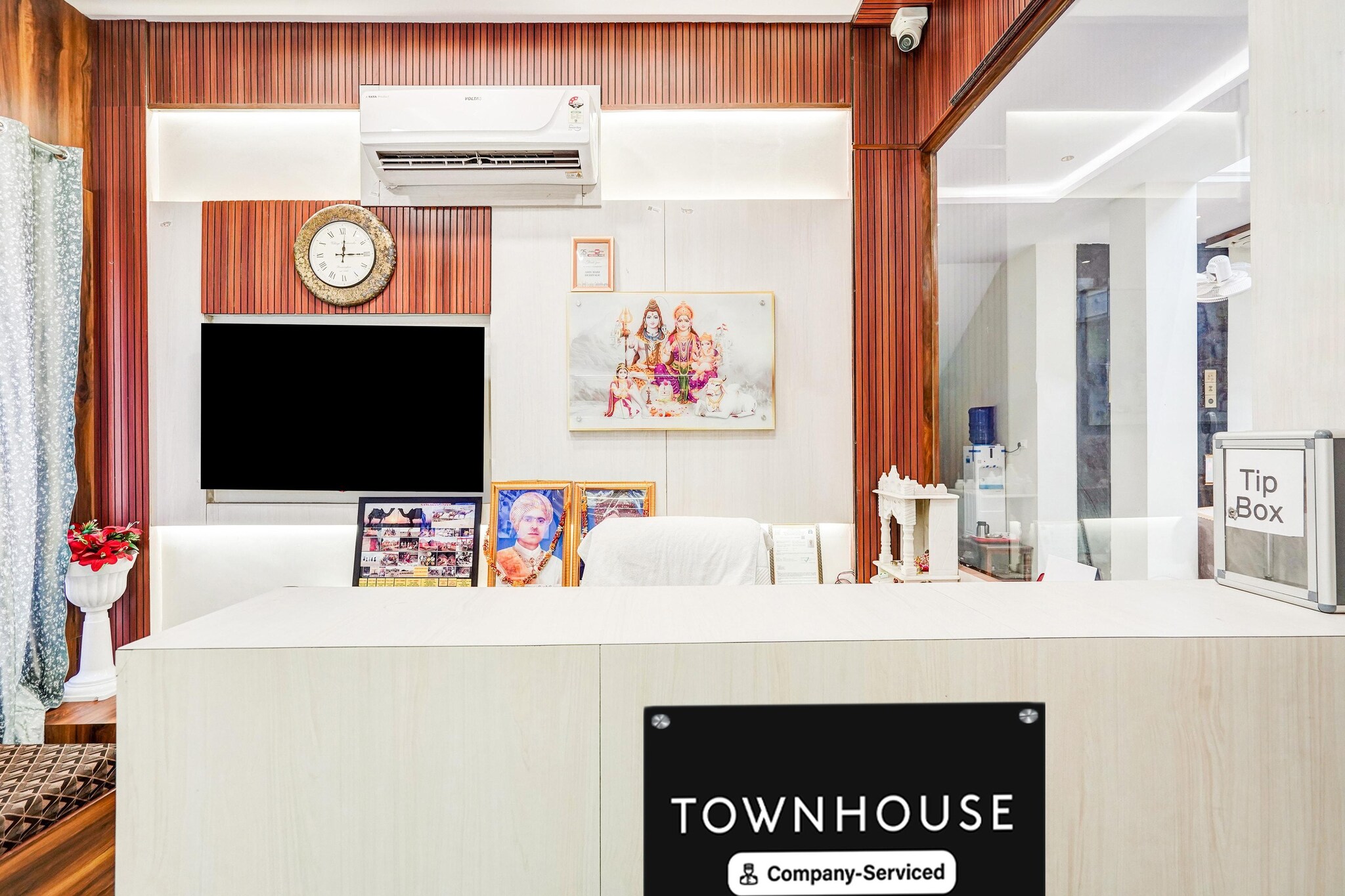 Ground floor: (bedroom(double bed, TV, seating area, air conditioning, telephone), bathroom(bathtub or shower, shower, washbasin, toilet, Towels incl., shampoo, body soap, hot water))\n\nlift