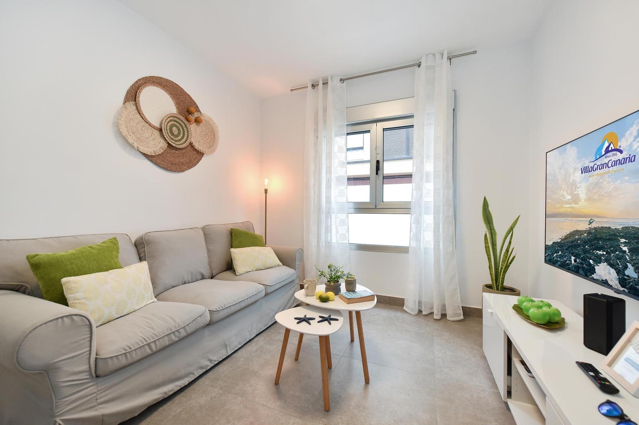 Located in La Isleta in Las Palmas, Gran Canaria, this welcoming two-bedroom apartment offers a comfortable stay for up to three guests just a short walk from the famous Las Canteras Beach. Set in a quiet residential building, the property provides a peaceful base while remaining close to the lively seaside promenade, restaurants and local attractions that make this part of the island so popular with visitors.

The apartment is arranged on the first floor and features a bright living space designed for relaxed island living. It includes two bedrooms, one furnished with a comfortable double bed and the other with a single bed, making it ideal for couples, small families or friends travelling together. The living area is equipped with a Smart TV with internet connection, while high-speed Wi-Fi ensures easy connectivity throughout the stay. For added comfort, the apartment includes ceiling fans, a washing machine, a utility room, and a safebox for storing personal belongings securely.

The fully equipped kitchen includes modern appliances such as an oven, dishwasher, microwave, refrigerator, freezer, hob and Nespresso coffee machine, along with a kettle, toaster and kitchen utensils to make meal preparation simple and convenient. A dining area allows guests to enjoy relaxed meals indoors.

A highlight of the apartment is the private rooftop terrace (solarium). This outdoor space features sun loungers and an outdoor shower, creating a tranquil spot for sunbathing, relaxing or enjoying the warm Canary Island climate. With Las Canteras Beach, local cafés and public transport nearby, this apartment provides an excellent base for exploring Las Palmas and Gran Canaria.