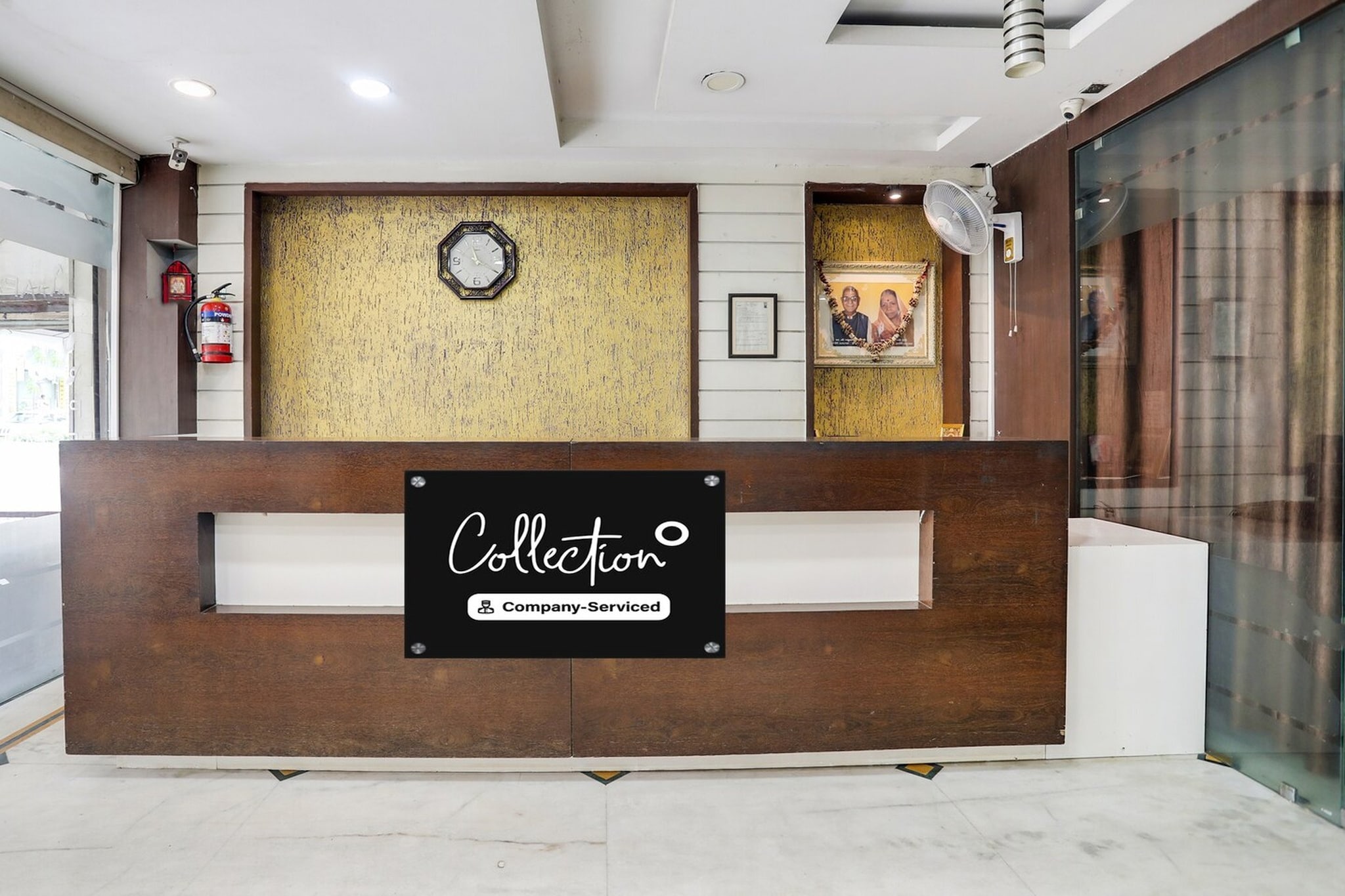 Ground floor: (bedroom(double bed, TV, seating area, air conditioning, telephone, Floor mattress), bathroom(bathtub or shower, shower, washbasin, toilet, Towels incl., shampoo, body soap, hot water), parking, lift)
