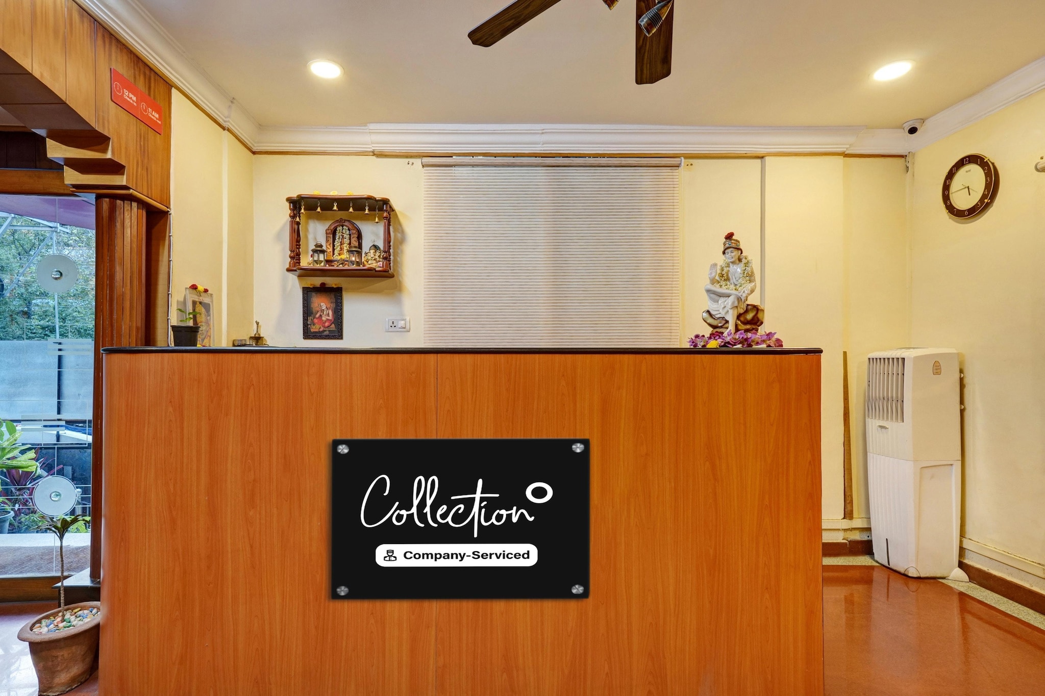 Ground floor: (bedroom(double bed, TV, seating area, air conditioning, telephone), bathroom(bathtub or shower, shower, washbasin, toilet, Towels incl., shampoo, body soap, hot water), Parking, lift)
