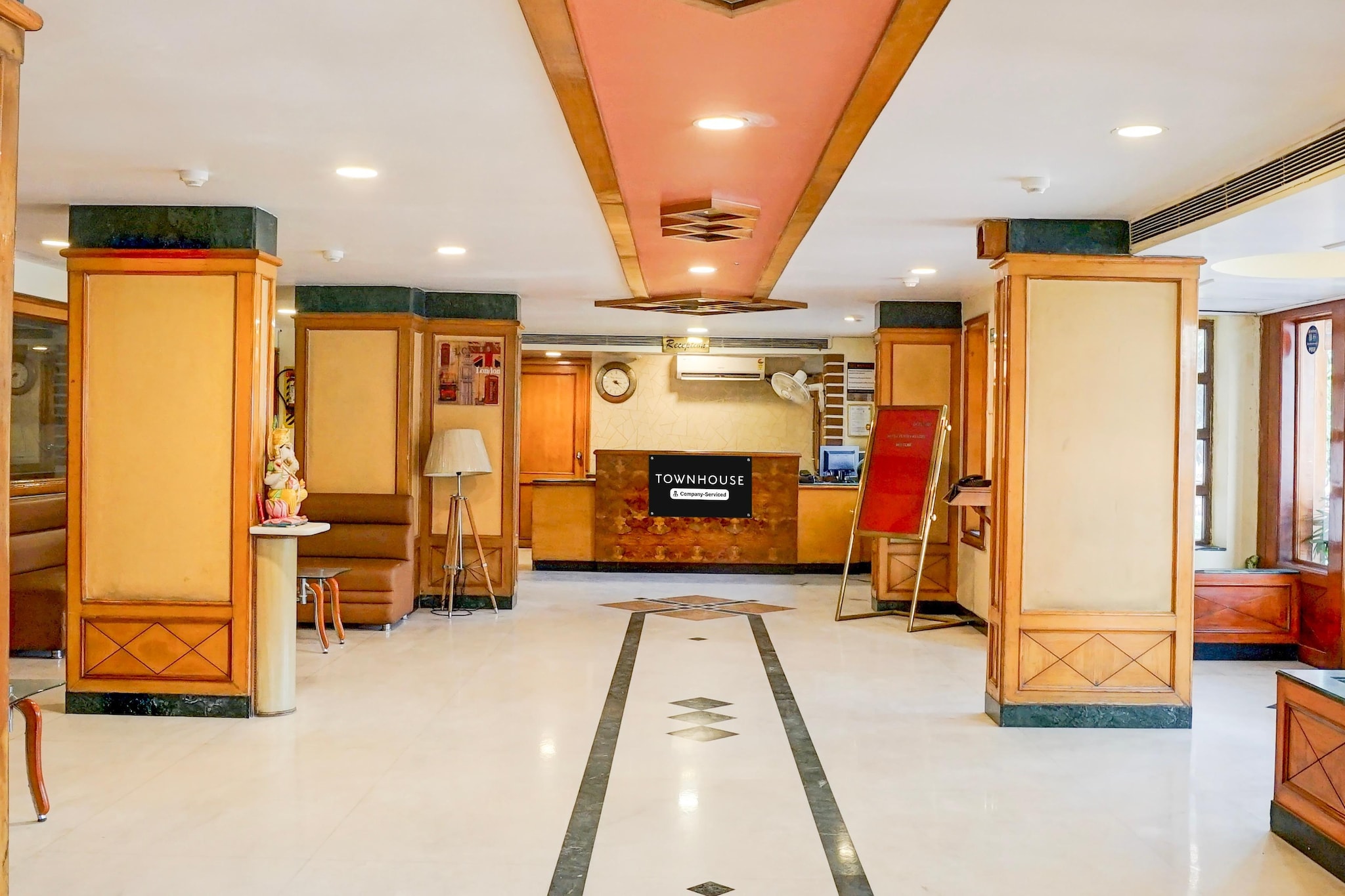 Ground floor: (bedroom(double bed, TV, seating area, air conditioning, Towels incl., telephone), bathroom(bathtub or shower, shower, washbasin, toilet, shampoo, body soap, hot water), parking, lift)
