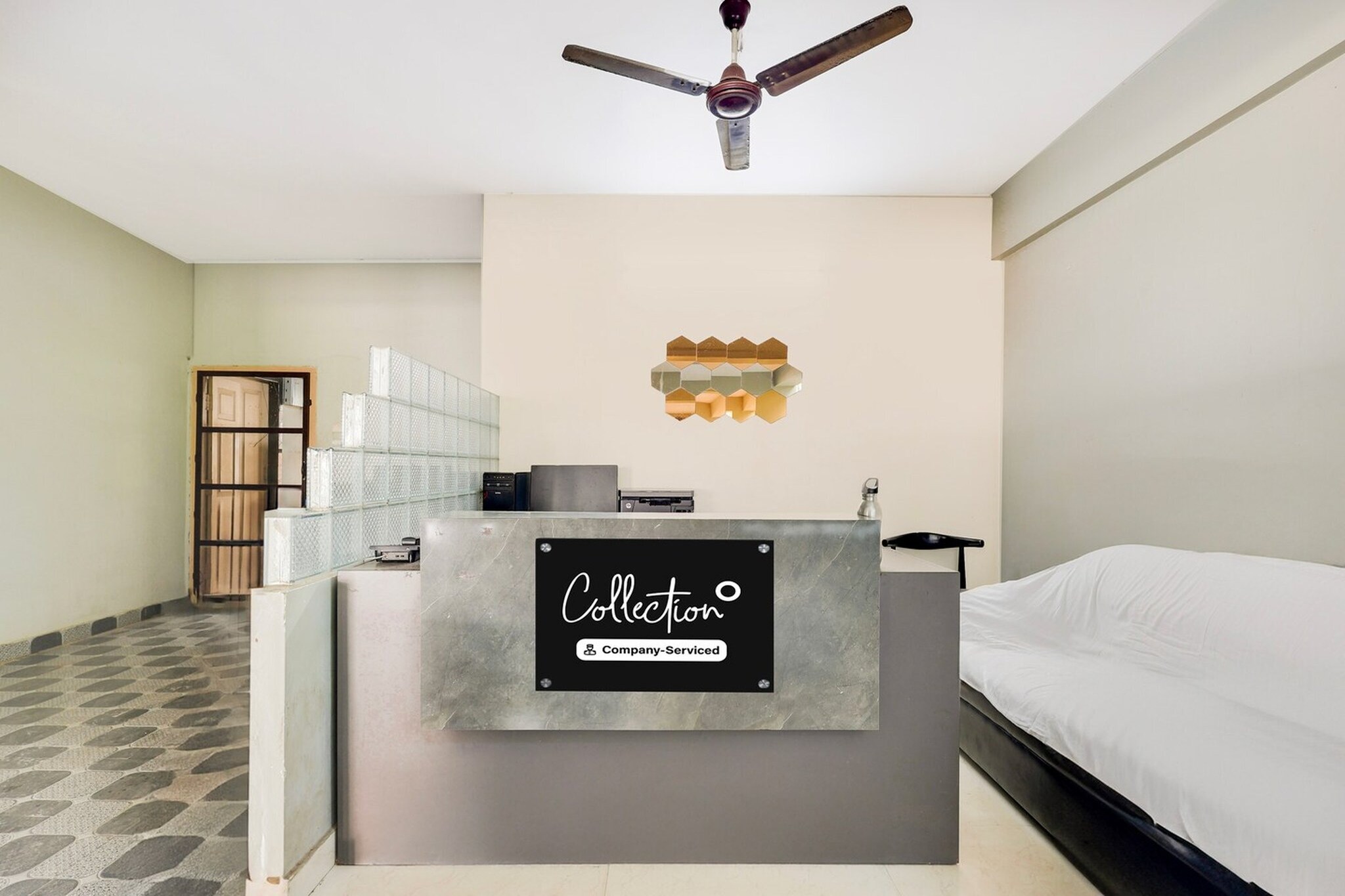 Ground floor: (bedroom(double bed, TV, seating area, air conditioning, Towels incl., telephone), bathroom(bathtub or shower, shower, washbasin, toilet, shampoo, body soap, hot water), parking)