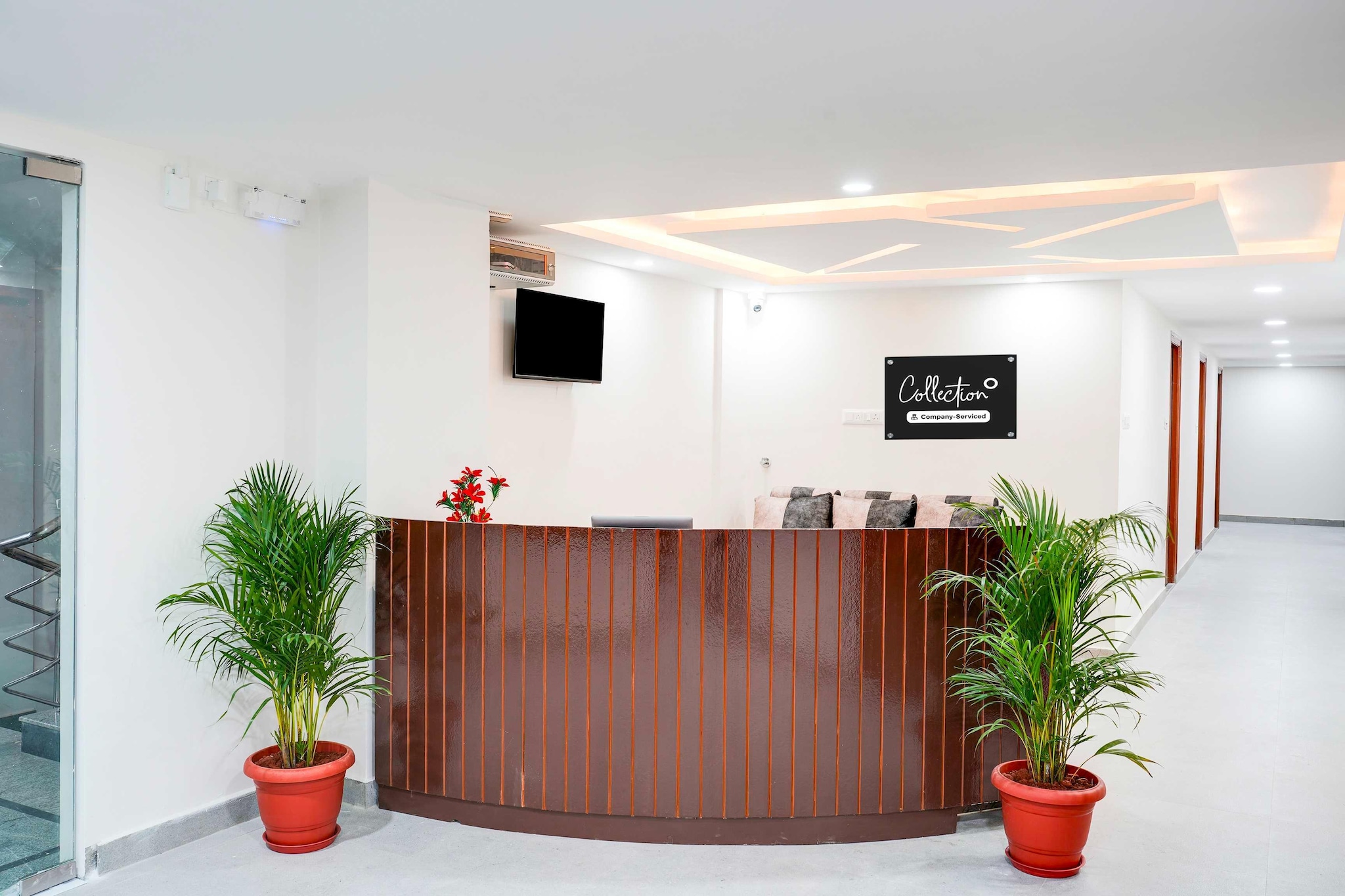 Ground floor: (bedroom(double bed, TV, seating area, air conditioning, telephone), bathroom(bathtub or shower, shower, washbasin, toilet, Towels incl., shampoo, body soap, hot water), Parking, lift)