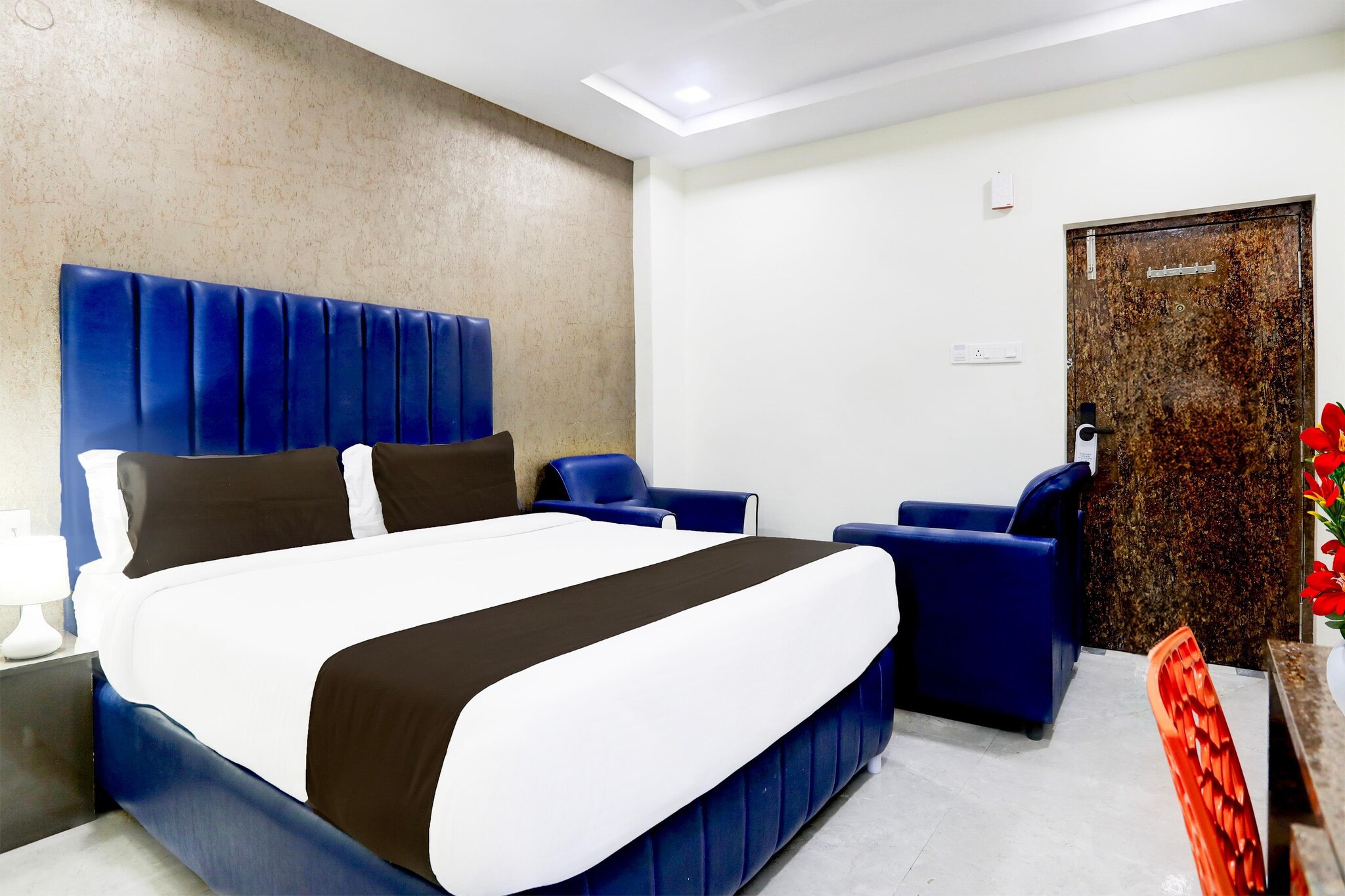 Ground floor: (bedroom(double bed, TV, seating area, air conditioning, Towels incl., telephone), bathroom(bathtub or shower, shower, washbasin, toilet, shampoo, body soap, hot water), parking, lift)