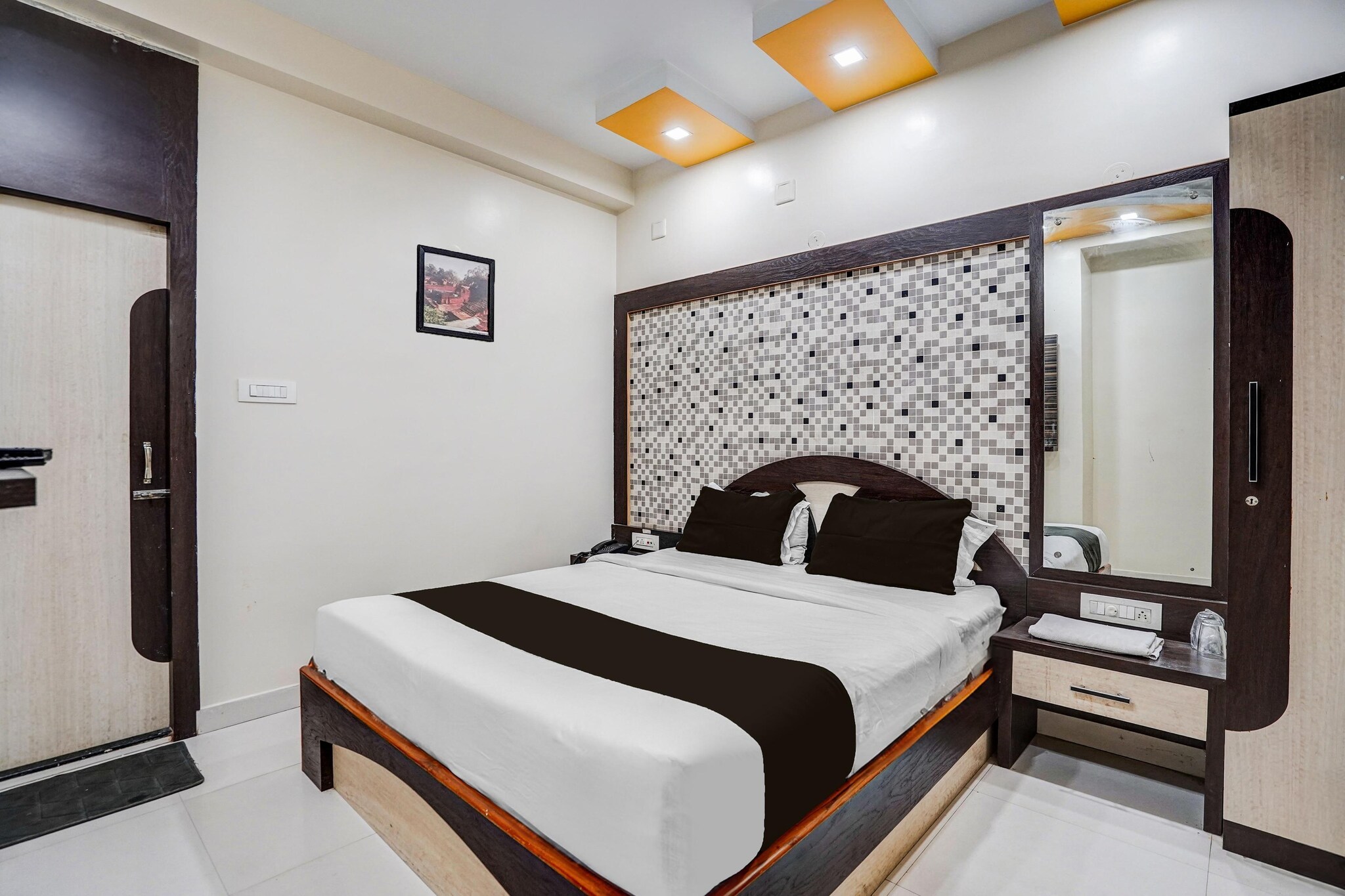 Comfortable Accommodations: Super Townhouse Ramchandrapur Bus Terminal Formerly Amulya Inn in Bihār Sharīf offers family rooms with air-conditioning, private bathrooms, work desks, and free toiletries. Each room includes a TV and wardrobe, ensuring a pleasant stay.

Dining Experience: The family-friendly restaurant serves Indian cuisine for lunch and dinner. Guests can enjoy a continental breakfast each morning. The on-site restaurant provides a welcoming ambience for all visitors.

Convenient Facilities: The hotel features a lift, 24-hour front desk, daily housekeeping service, meeting rooms, and luggage storage. Free WiFi is available throughout the property, enhancing guest connectivity.

Accessible Location: Located 74 km from Jay Prakash Narayan Airport, the hotel is situated on Murarpur Road in Bharaopar, Sherpur. Reception staff speak English and Hindi, assisting guests with their needs.

1.Unmarried couples are warmly welcome at this property.
2. Guests with local ID proof are warmly welcome.
3.Foreign guests are welcome and allowed to stay at this property without any restrictions

4.Early Check-In Policy: A full day’s room rate will be charged for check-ins before 6:00 AM. Complimentary early check-in is available between 6:00 AM and 10:00 AM, subject to room availability.

5.Check-in is only available to guests aged 18 and above. Please provide a government-issued ID to confirm your age.