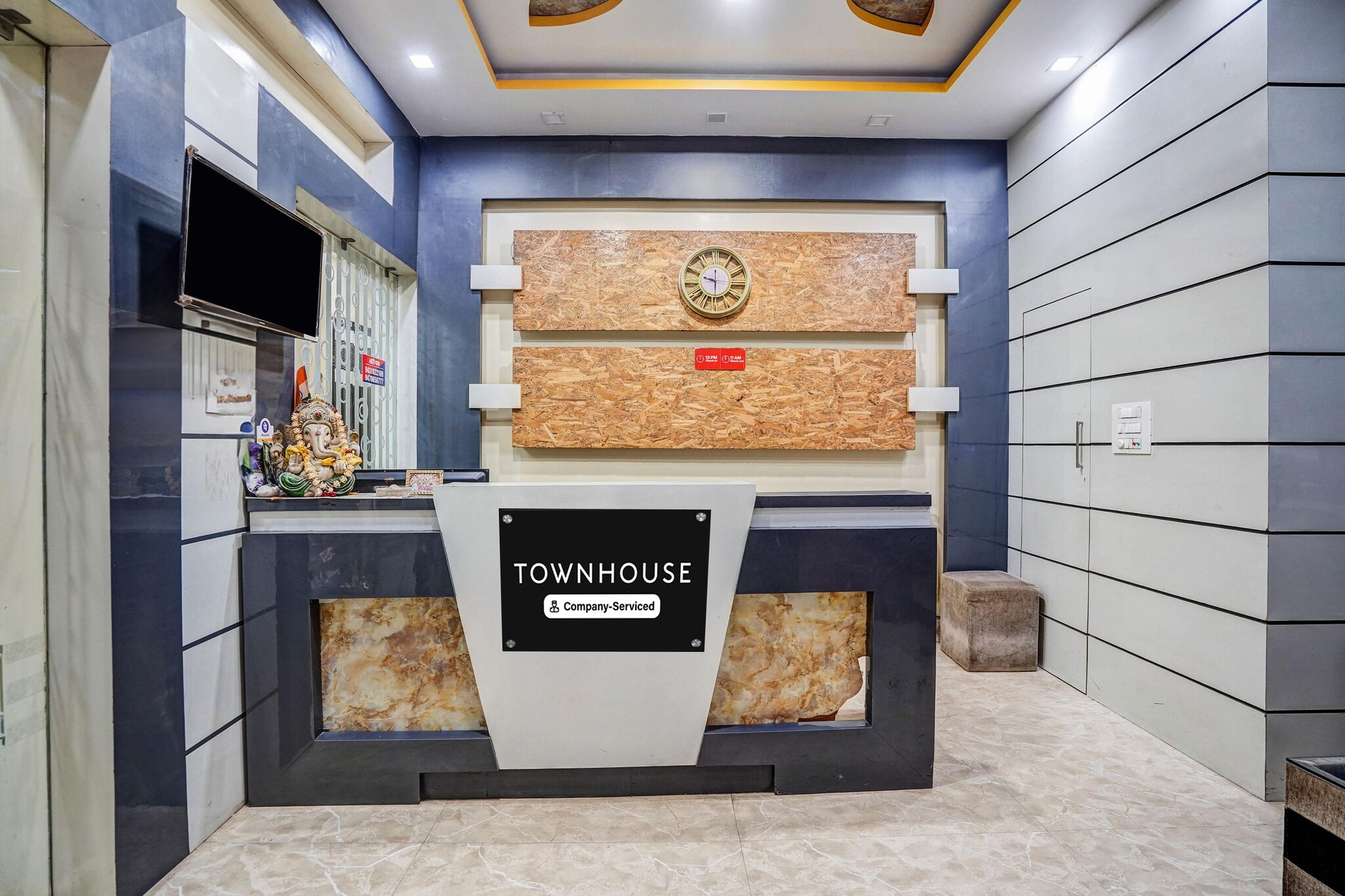 Ground floor: (bedroom(double bed, TV, seating area, air conditioning, Towels incl., telephone), bathroom(bathtub or shower, shower, washbasin, toilet, shampoo, body soap, hot water), lift)