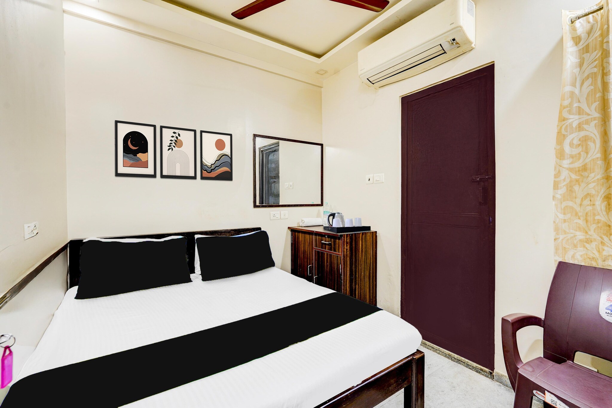 Located in the centre of Chennai, 1.3 km from Marina Beach, Super Hotel O MA Chidambaram Stadium Formerly Sarvanas Park provides air-conditioned rooms and free WiFi. The property is set 200 metres from Ma Chidambaram Stadium, 2.6 km from Fort Museum and 2.8 km from Chennai Central Railway Station. The accommodation offers room service, a 24-hour front desk and luggage storage for guests.

Guest rooms at the hotel are equipped with a seating area, a flat-screen TV with satellite channels and a private bathroom with free toiletries and a bath or shower. All units include a desk.

Spencer Plaza Mall is 3.1 km from Super Hotel O MA Chidambaram Stadium Formerly Sarvanas Park, while Government Museum Chennai is 3.8 km away. Chennai International Airport is 15 km from the property.

1. Unmarried couples are warmly welcome at this property.
2. Guests with local ID proof are warmly welcome.
3.Early Check-In Policy: A full day’s room rate will be charged for check-ins before 6:00 AM. Complimentary early check-in is available between 6:00 AM and 10:00 AM, subject to room availability.
4.Foreign guests are welcome and allowed to stay at this property without any restrictions
Check-in is only available to guests aged 18 and above. Please provide a government-issued ID to confirm your age.


