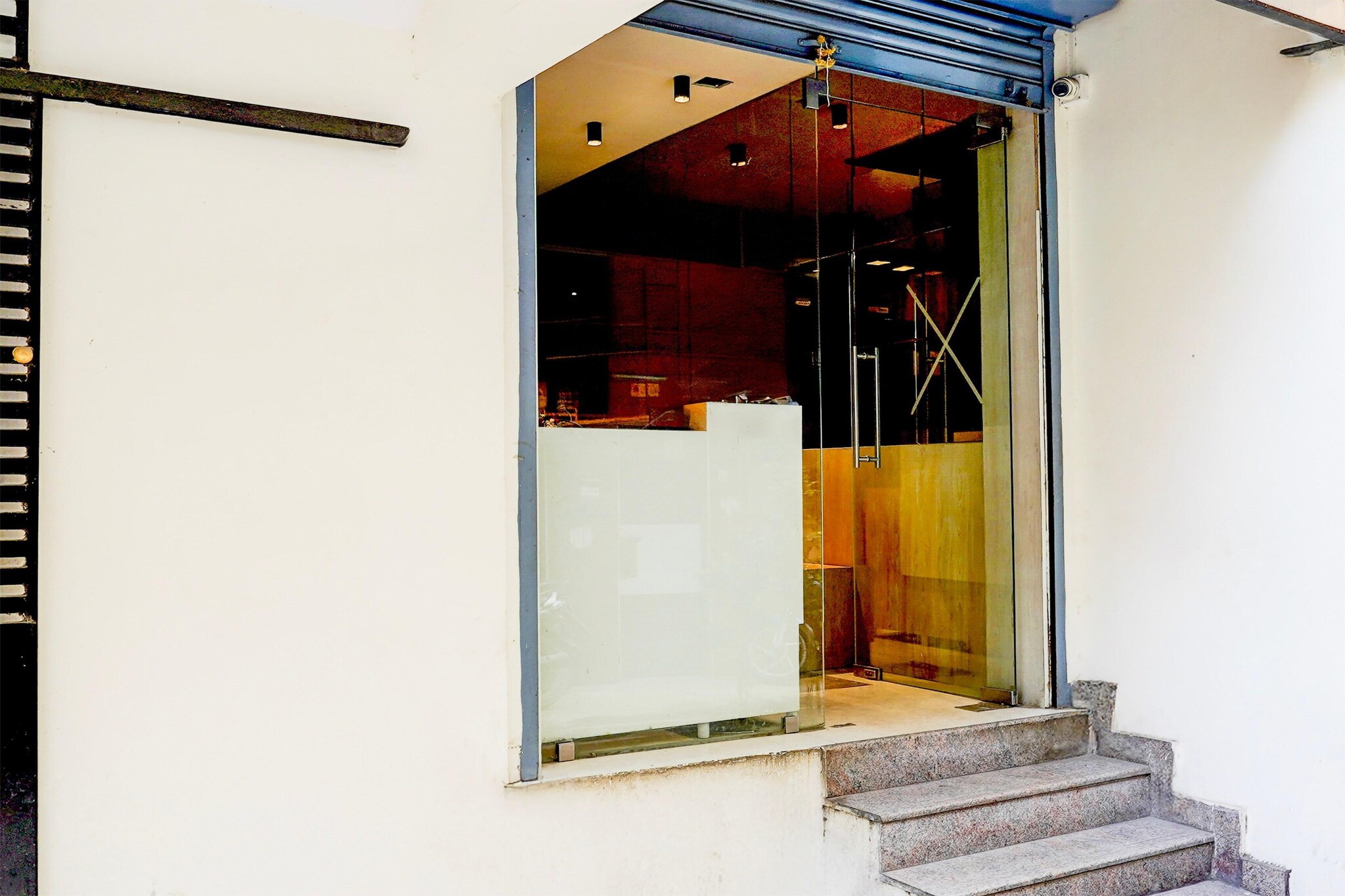 Ground floor: (bedroom(double bed, TV, seating area, air conditioning, Towels incl., telephone), bathroom(bathtub or shower, shower, washbasin, toilet, shampoo, body soap, hot water), parking)