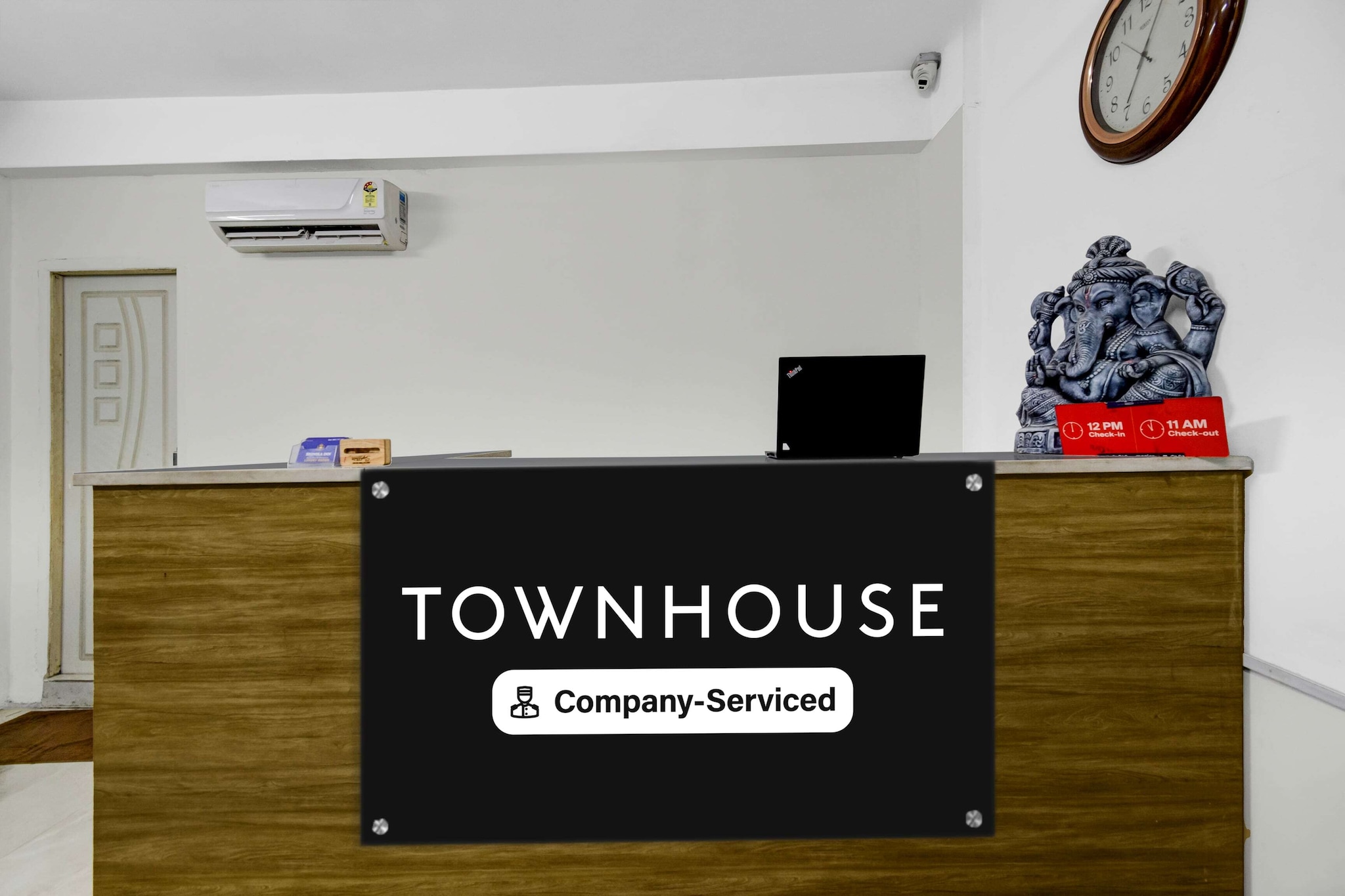 Ground floor: (bedroom(double bed, TV, seating area, air conditioning, Towels incl., telephone), bathroom(bathtub or shower, shower, washbasin, toilet, shampoo, body soap, hot water), lift)