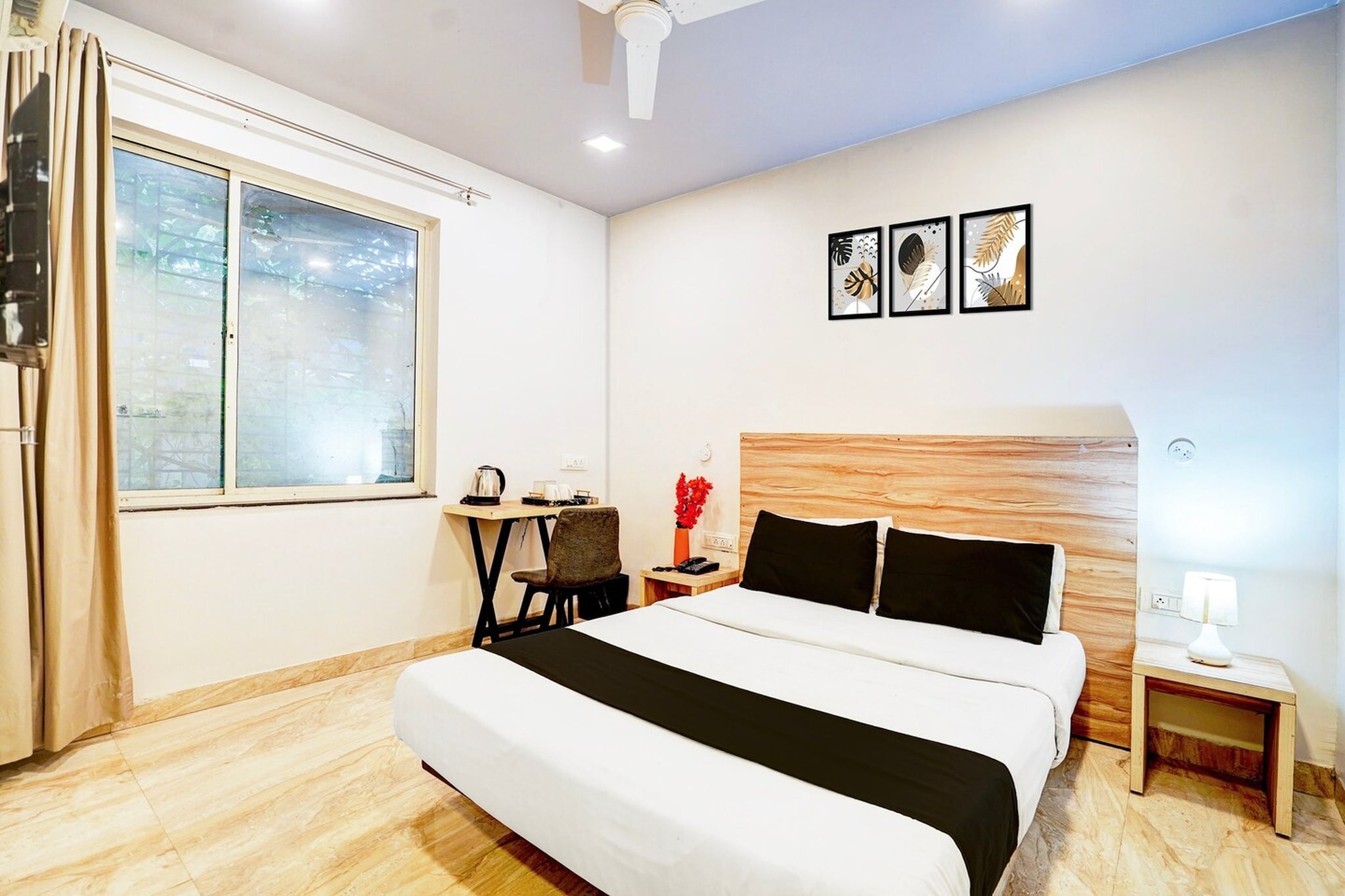 Ground floor: (bedroom(double bed, TV, seating area, seating area, air conditioning, telephone), bathroom(bathtub or shower, shower, washbasin, toilet, Towels incl., shampoo, body soap, hot water), Parking, lift)