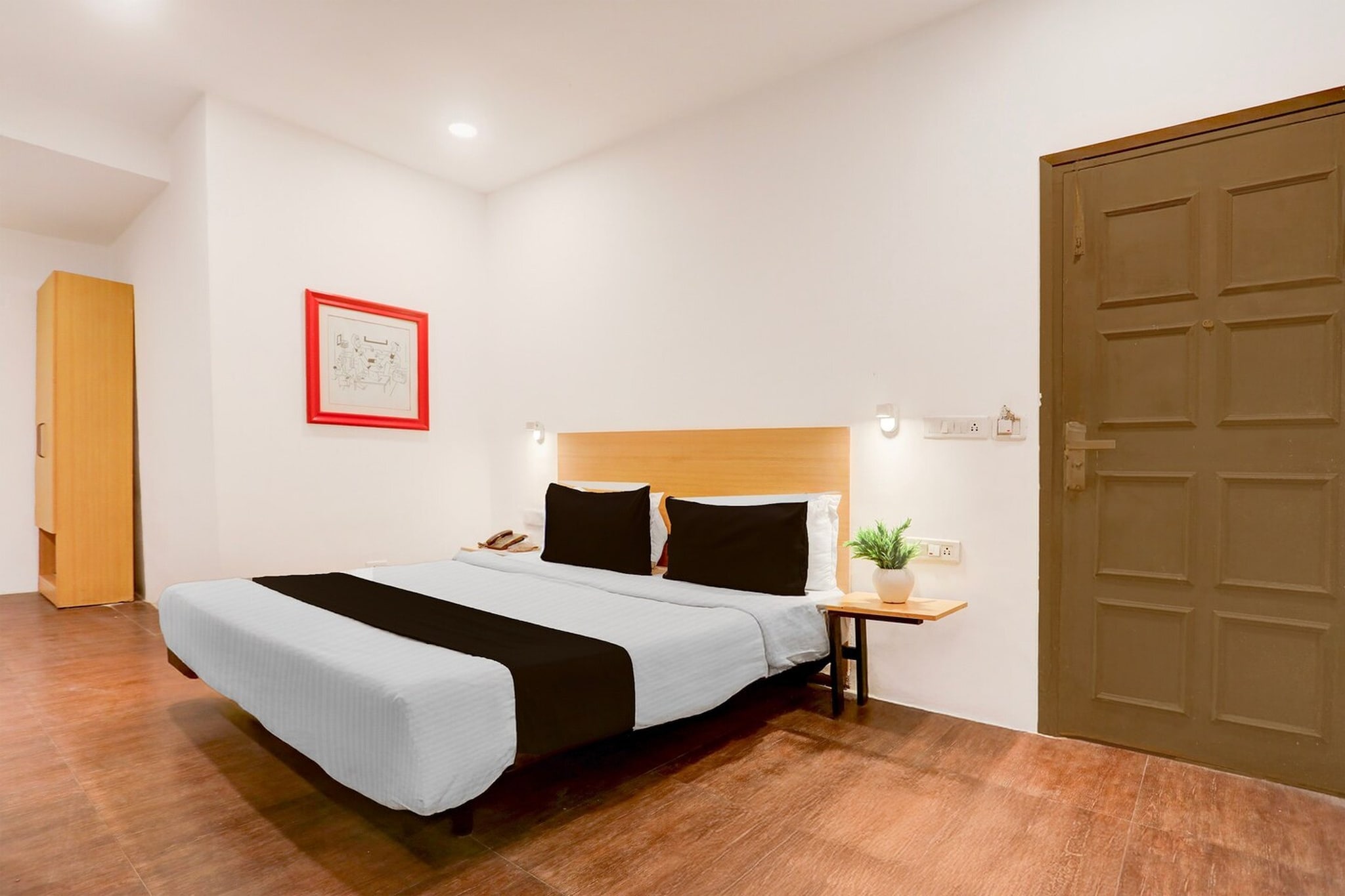 Comfortable Accommodations: Super Townhouse Nagpur Junction Formerly Hotel Woodland in Nagpur offers family rooms with air-conditioning, private bathrooms, and free WiFi. Each room includes a kitchenette, work desk, and seating area.
Dining Experience: The family-friendly restaurant serves Indian cuisine with a continental breakfast. Guests can enjoy meals in a welcoming dining area.
Convenient Facilities: The hotel features a lift, 24-hour front desk, shared kitchen, daily housekeeping service, room service, and luggage storage. Additional amenities include free toiletries, TV, and tiled floors.
Prime Location: Located a 2-minute walk from Nagpur Railway Station and near attractions such as Sitabuldi Fort (1.7 km) and Zero Mile Stone Nagpur (1.8 km). Dr. Babasaheb Ambedkar International Airport is 8 km away.
Check-in is only available to guests aged 18 and above. Please provide a government-issued ID to confirm your age.