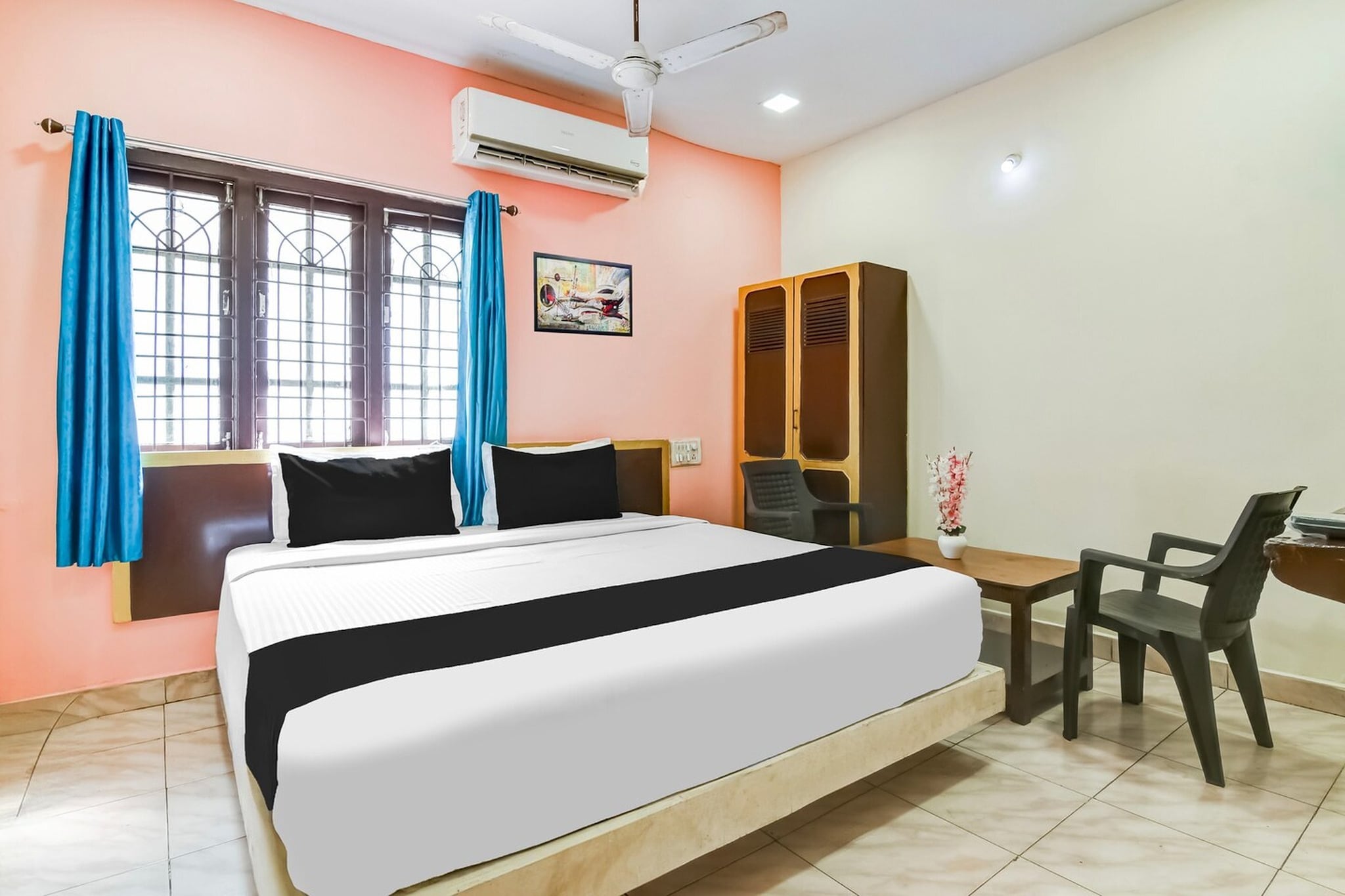 Comfortable Accommodations: Super Hotel O Akkayaplem Near Railway Station in Visakhapatnam offers family rooms with air-conditioning, private bathrooms, work desks, and free WiFi. Each room includes a seating area, TV, and free toiletries.

Convenient Facilities: Guests benefit from a lounge, lift, 24-hour front desk, room service, and free on-site private parking. The hotel provides a continental breakfast and a variety of amenities to ensure a pleasant stay.

Prime Location: Located 7 km from Visakhapatnam Airport, the hotel is a short walk from Diamond Park and less than 1 km from Dondaparithy. Nearby attractions include Indira Gandhi Zoological Park (9 km) and Daba Gardens (2.7 km).

Check-in is only available to guests aged 18 and above. Please provide a government-issued ID to confirm your age.