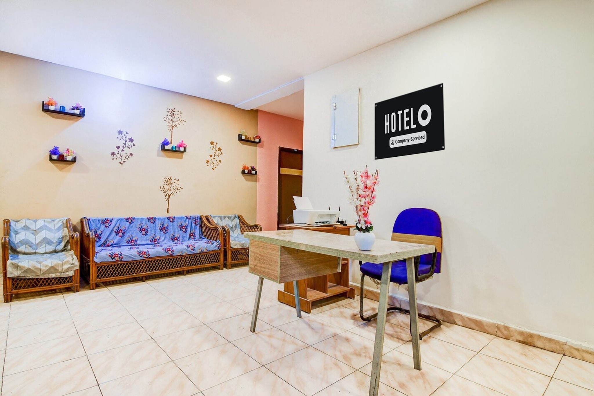 Ground floor: (bedroom(double bed, TV, seating area, air conditioning, telephone), bathroom(bathtub or shower, washbasin, toilet, Towels incl., shampoo, body soap, hot water), Parking, lift)