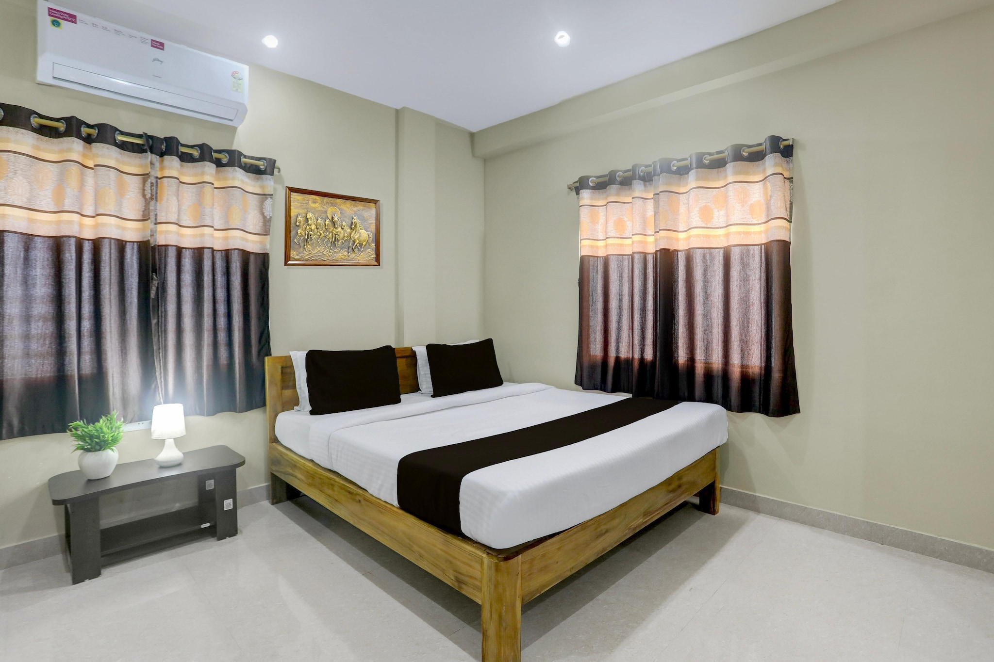 Situated within 200 metres of Puri Beach and 3.2 km of Jagannath Temple, Hotel O New Marine Drive Puri Formerly Padmahar features rooms with air conditioning and a private bathroom in Puri. With free WiFi, this 3-star hotel offers room service and a 24-hour front desk. The hotel has family rooms.
All rooms at the hotel are fitted with a seating area, a flat-screen TV with satellite channels and a private bathroom with free toiletries and a bath or shower. All guest rooms have a desk.
Konark Sun Temple is 39 km from Hotel O New Marine Drive Puri Formerly Padmahar. Biju Patnaik International Airport is 60 km from the property.
Unmarried couples are warmly welcome at this property.
Guests with local ID proof are warmly welcome.
Foreign guests are welcome and allowed to stay at this property without any restrictions
Early Check-In Policy: A full day’s room rate will be charged for check-ins before 6:00 AM. Complimentary early check-in is available between 6:00 AM and 10:00 AM, subject to room availability.
Check-in is only available to guests aged 18 and above. Please provide a government-issued ID to confirm your age.